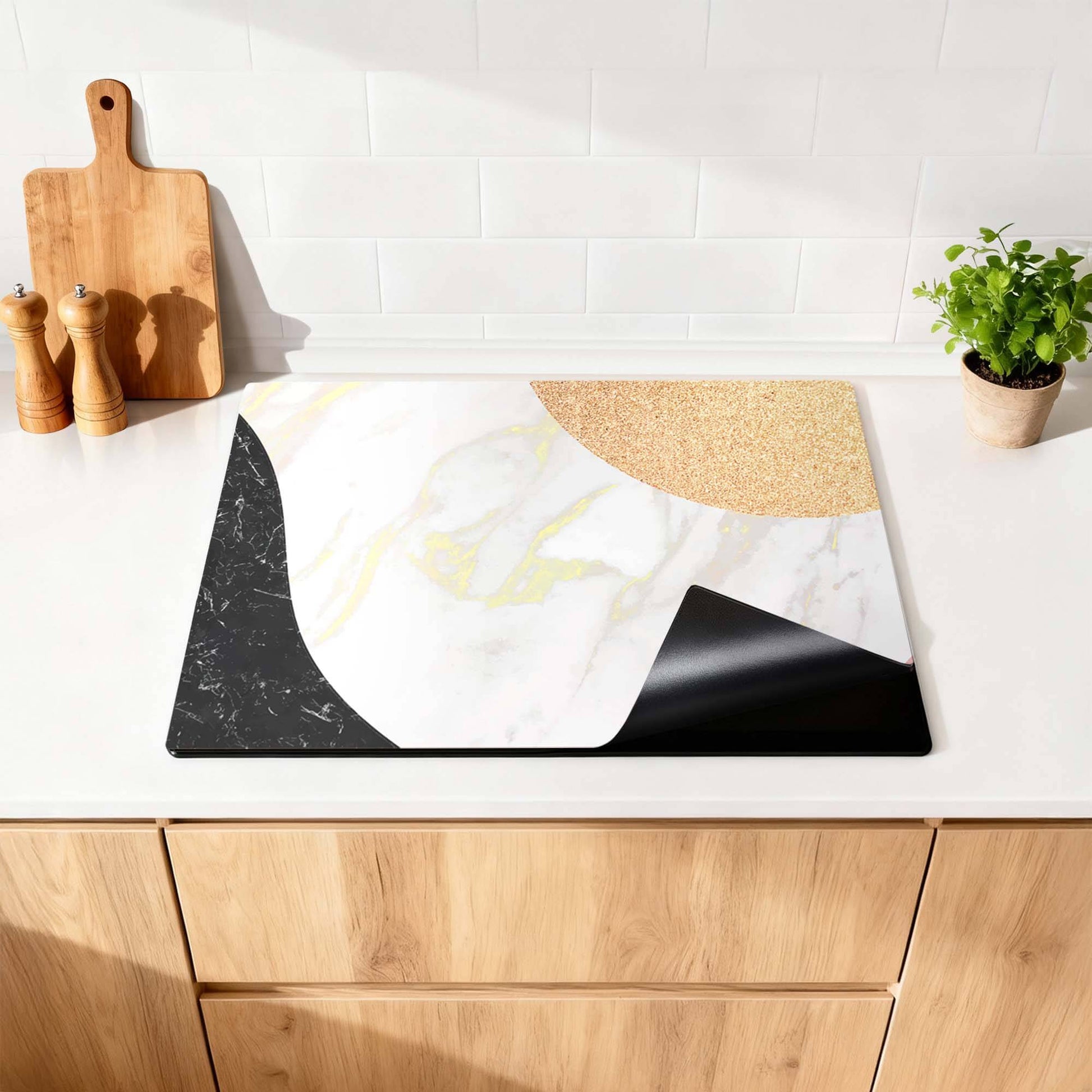 Marble Chic - Inductie Beschermer met een elegant ontwerp van marmer en gouden accenten.