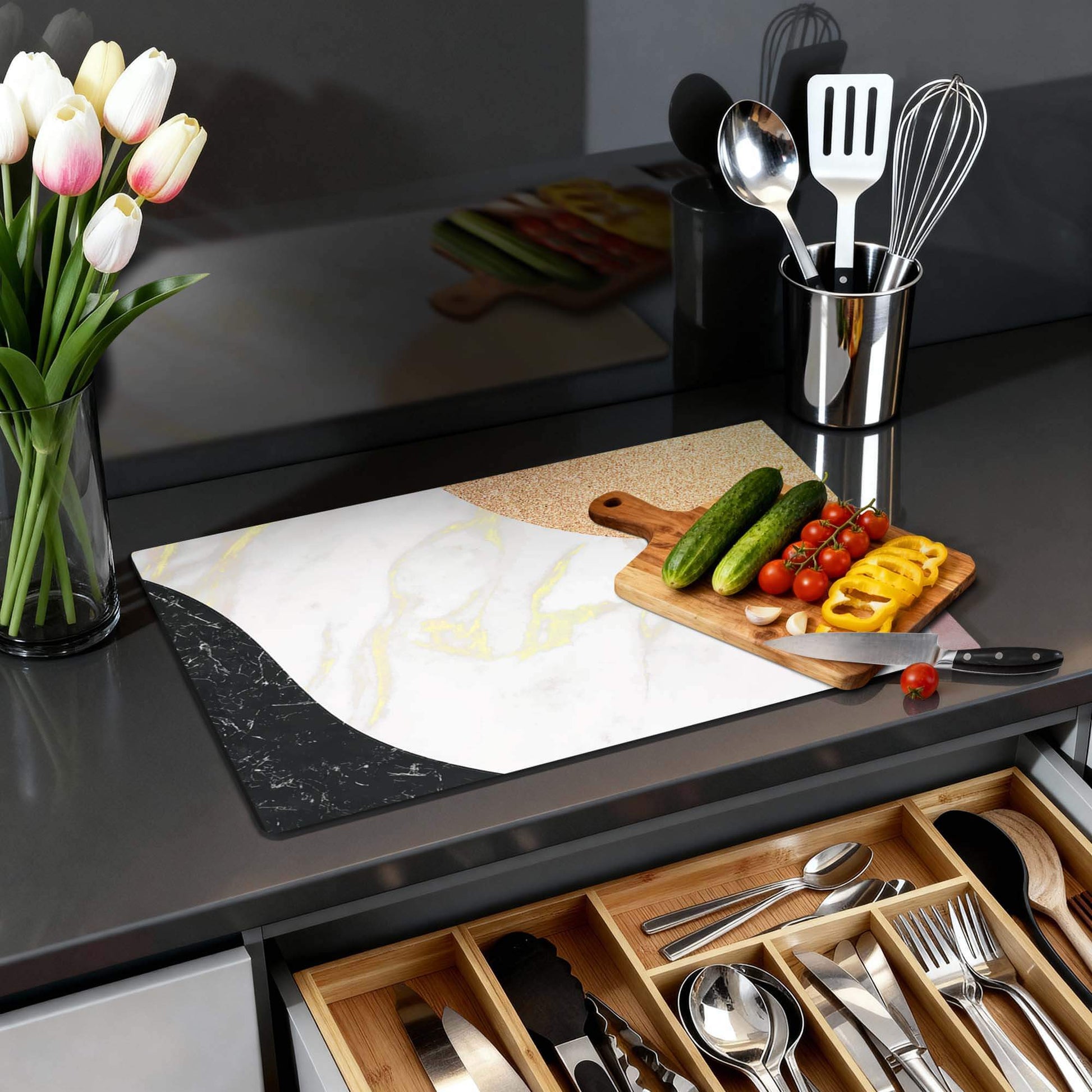Marble Chic - Inductie Beschermer met luxe marmerdesign, snijplank en verse groenten op een moderne keukenaanrecht.