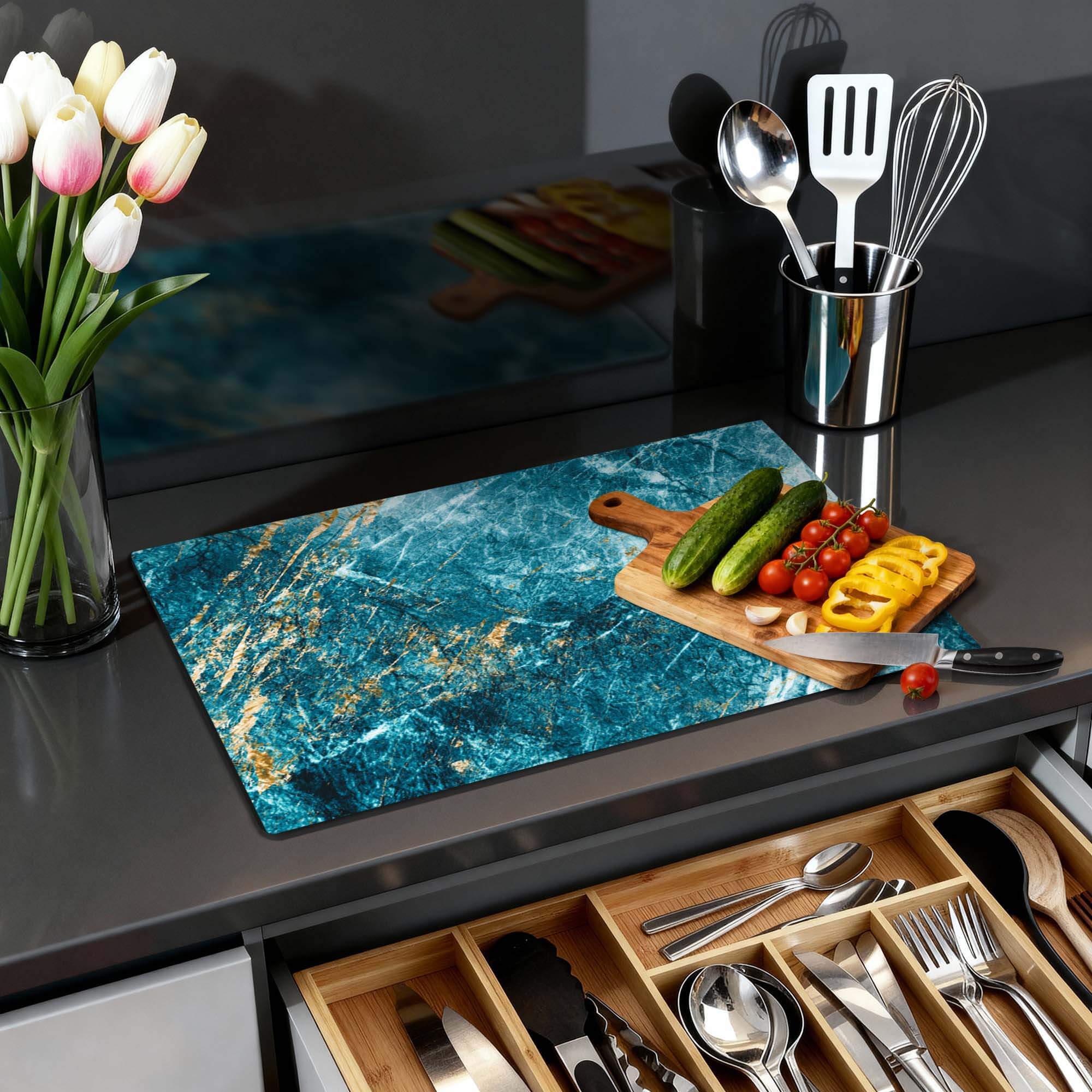 Deep Ocean Marble – Inductie Beschermer op een moderne keukenblad met groenten en bloemen.