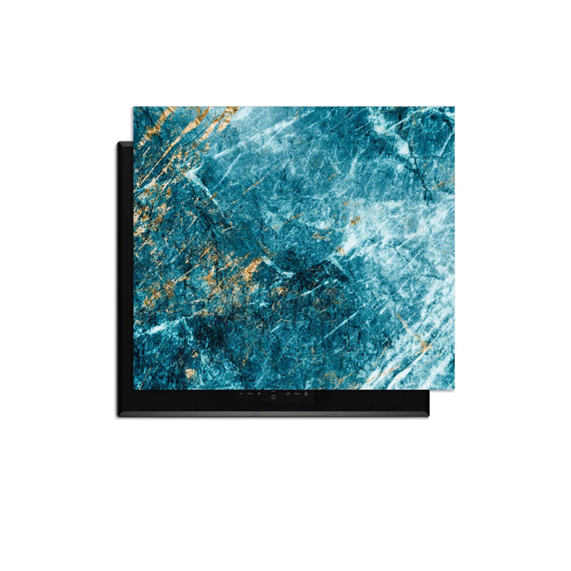 Deep Ocean Marble – Inductie Beschermer op een kookplaat met elegant marmerpatroon in blauw en goud.