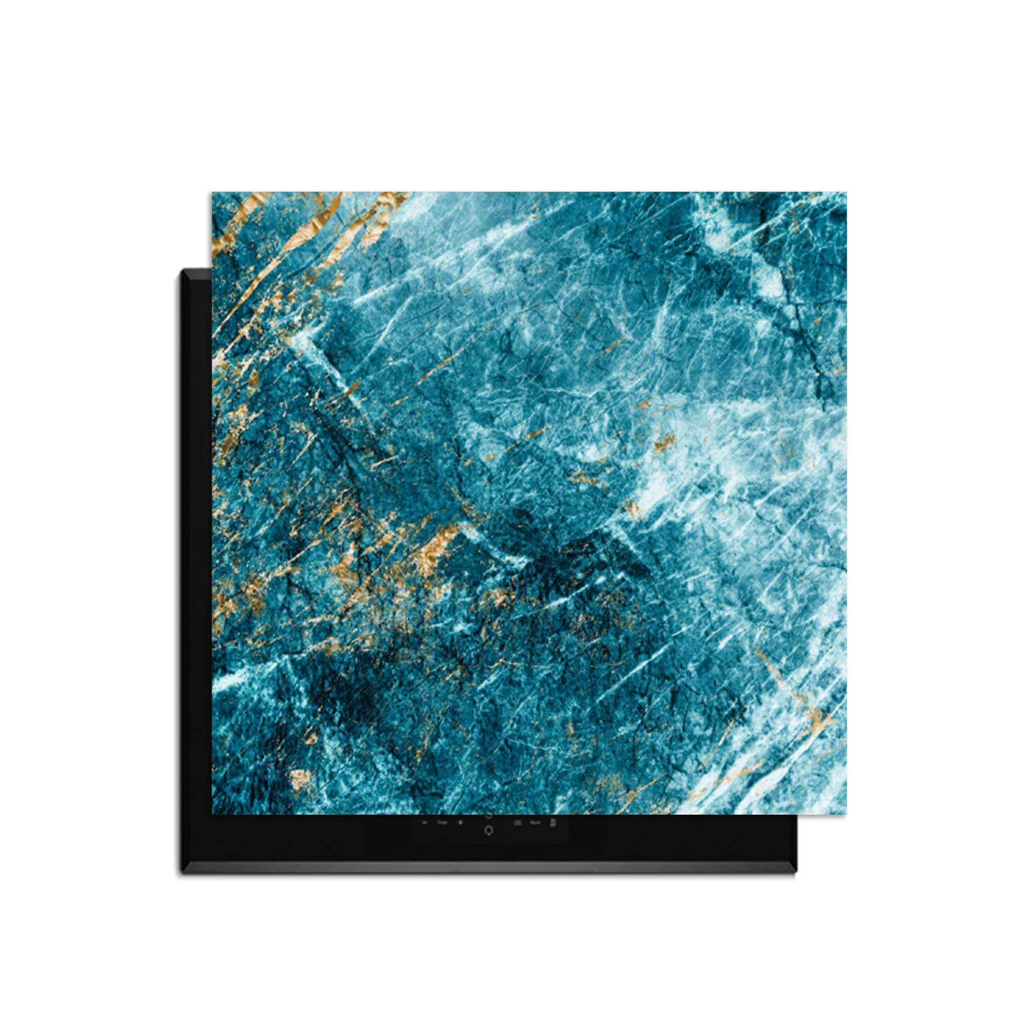 Deep Ocean Marble – Inductie Beschermer op een inductiekookplaat met luxe marmerdesign in blauwtinten.