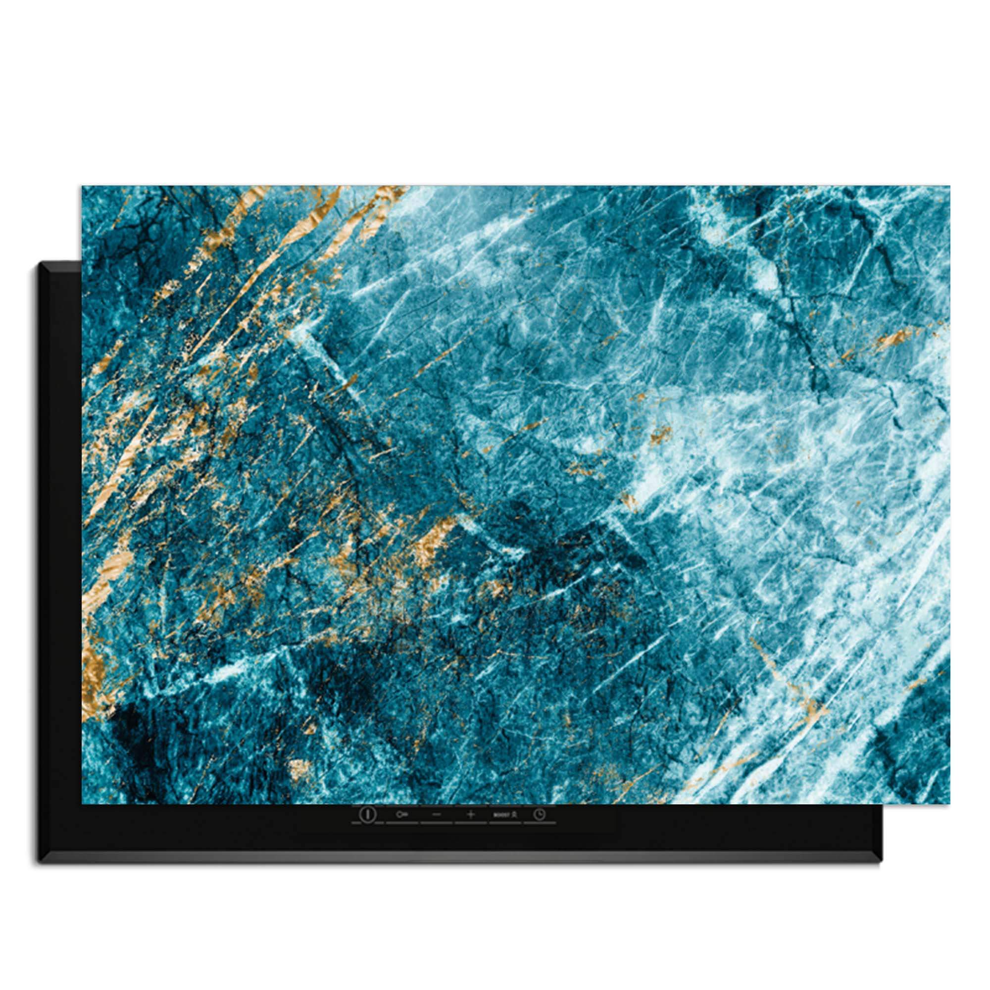 Deep Ocean Marble – Inductie Beschermer met luxe marmerpatroon in blauw en goud.