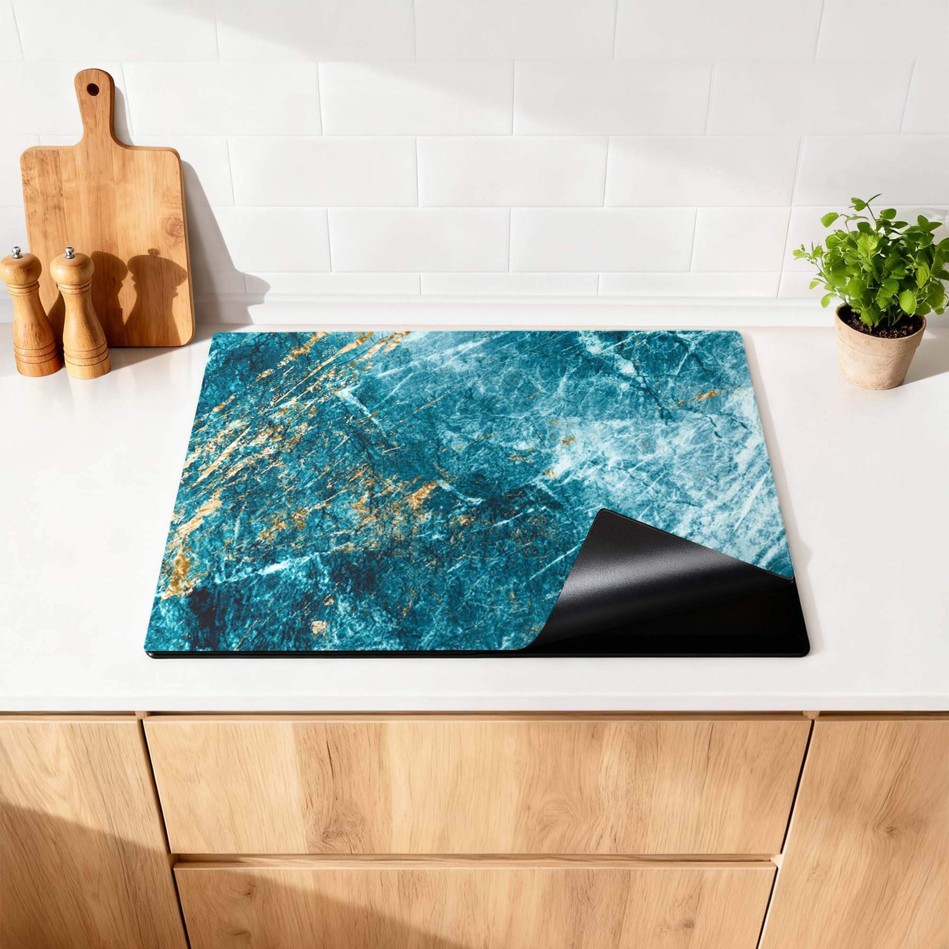 Deep Ocean Marble – Inductie Beschermer met elegant marmerpatroon in blauw en goud op moderne keuken.