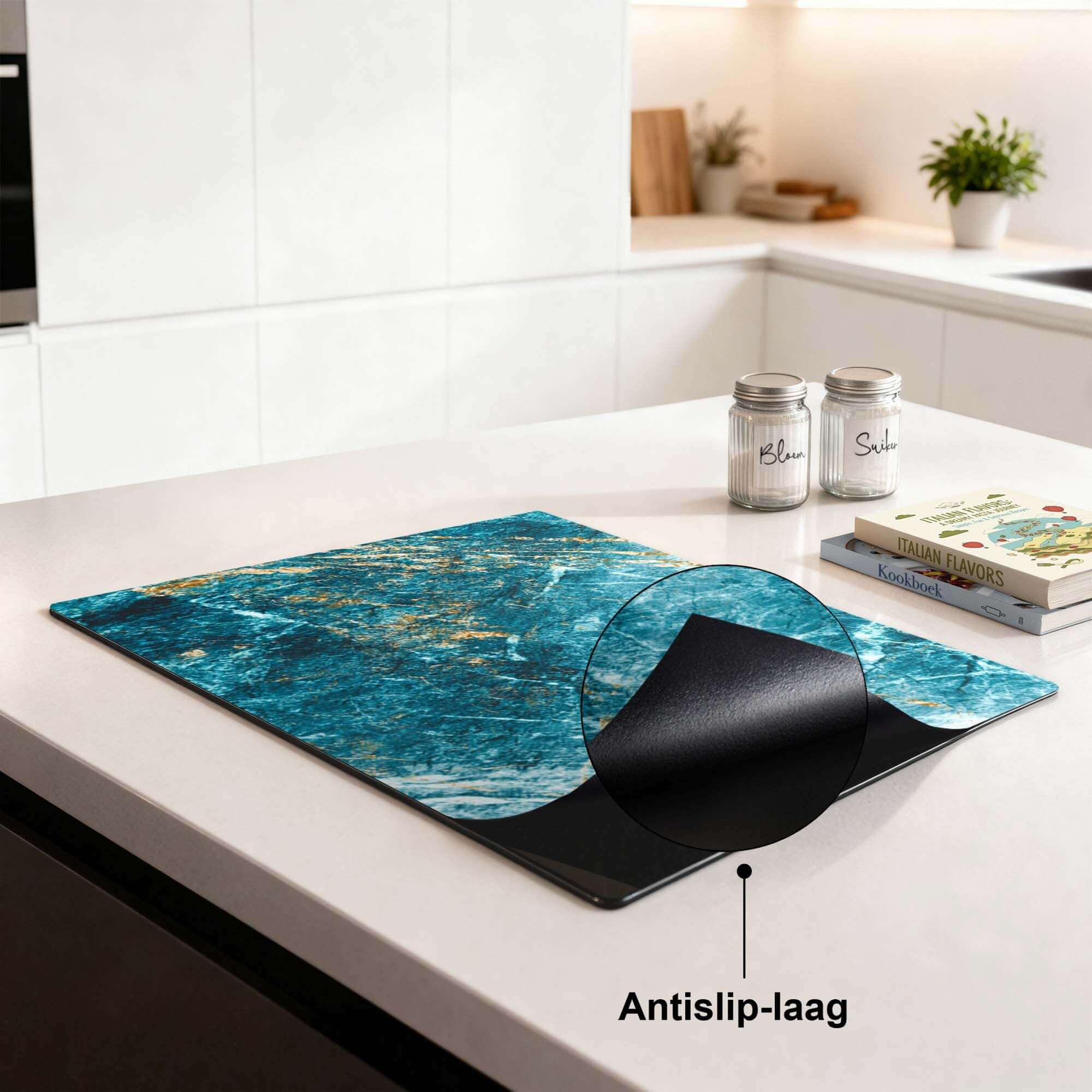Deep Ocean Marble – Inductie Beschermer met antislip-laag en marmerpatroon in blauwe en gouden tinten.