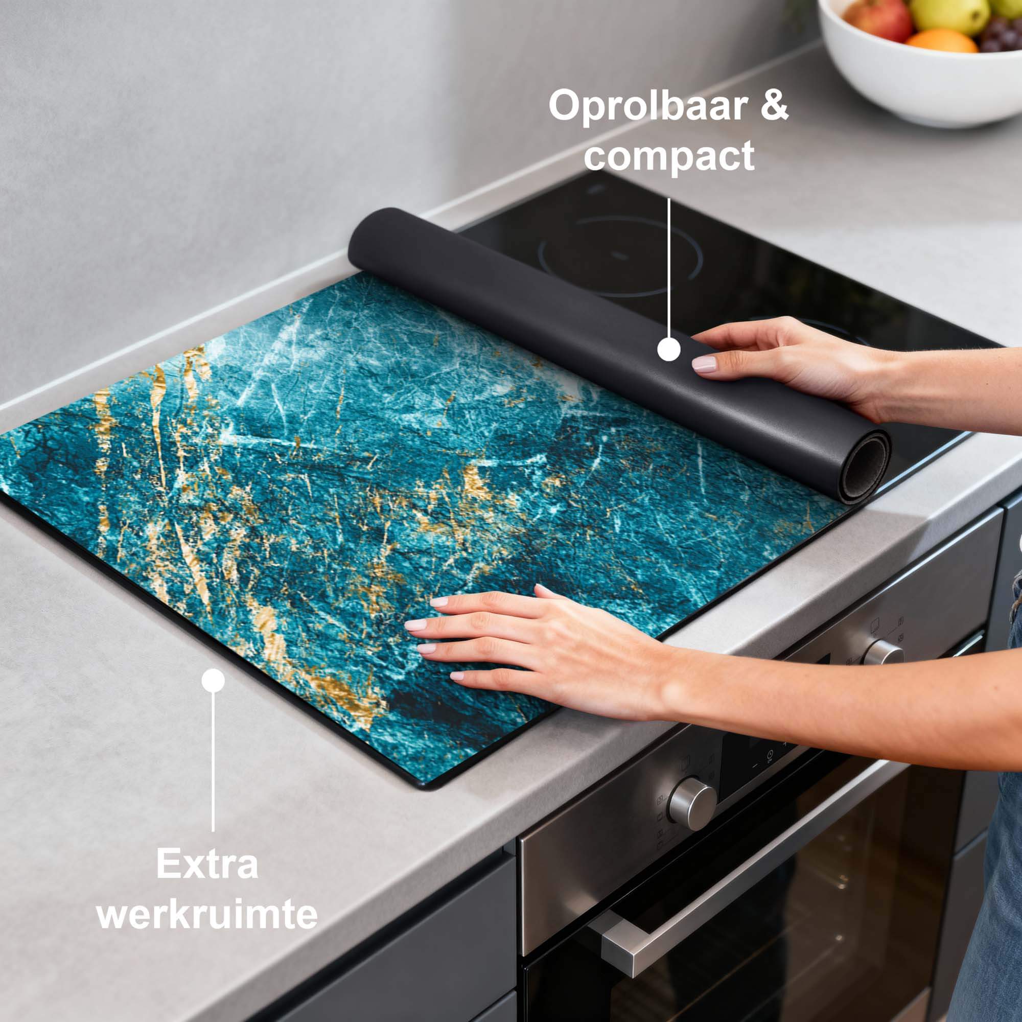 Deep Ocean Marble – Inductie Beschermer op een kookplaat, oprolbaar en compact, met luxe marmerpatroon.