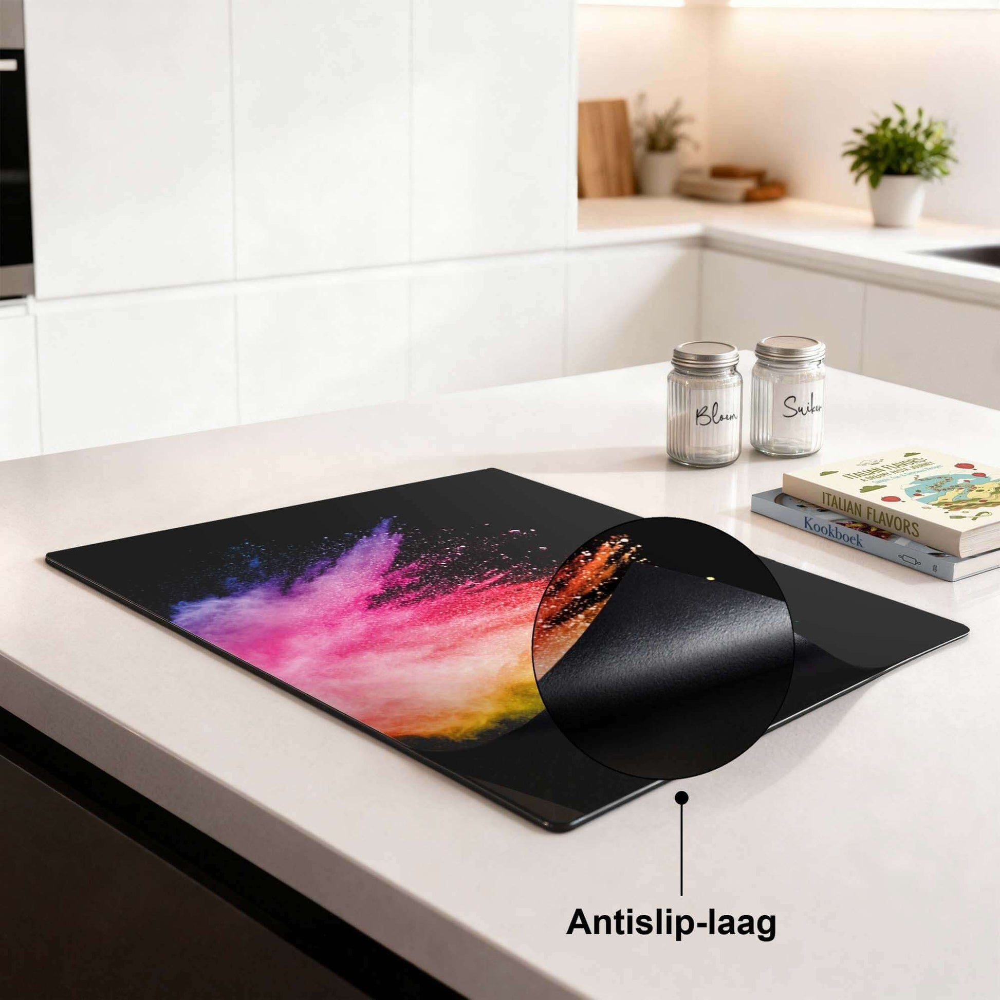 Prism Pulse - Induktionsschutz mit rutschfester Beschichtung, farbiges Küchenzubehör auf schwarzer Oberfläche.