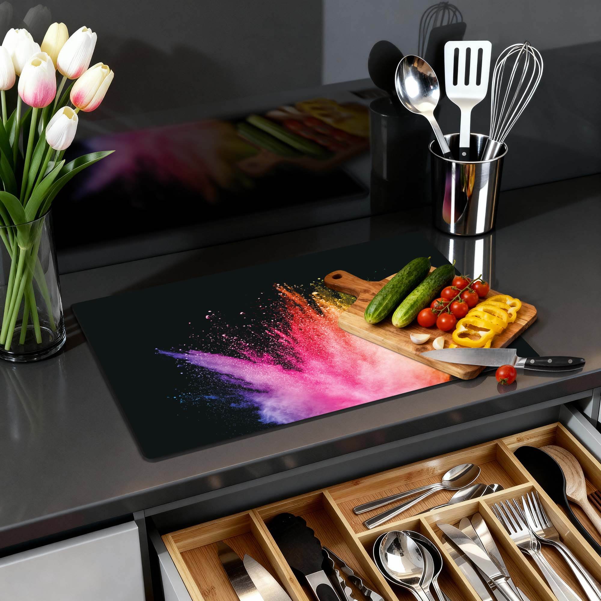 Prism Pulse - Induktionsschutz mit bunten Spritzern auf Schwarz, ideal für die Küche.