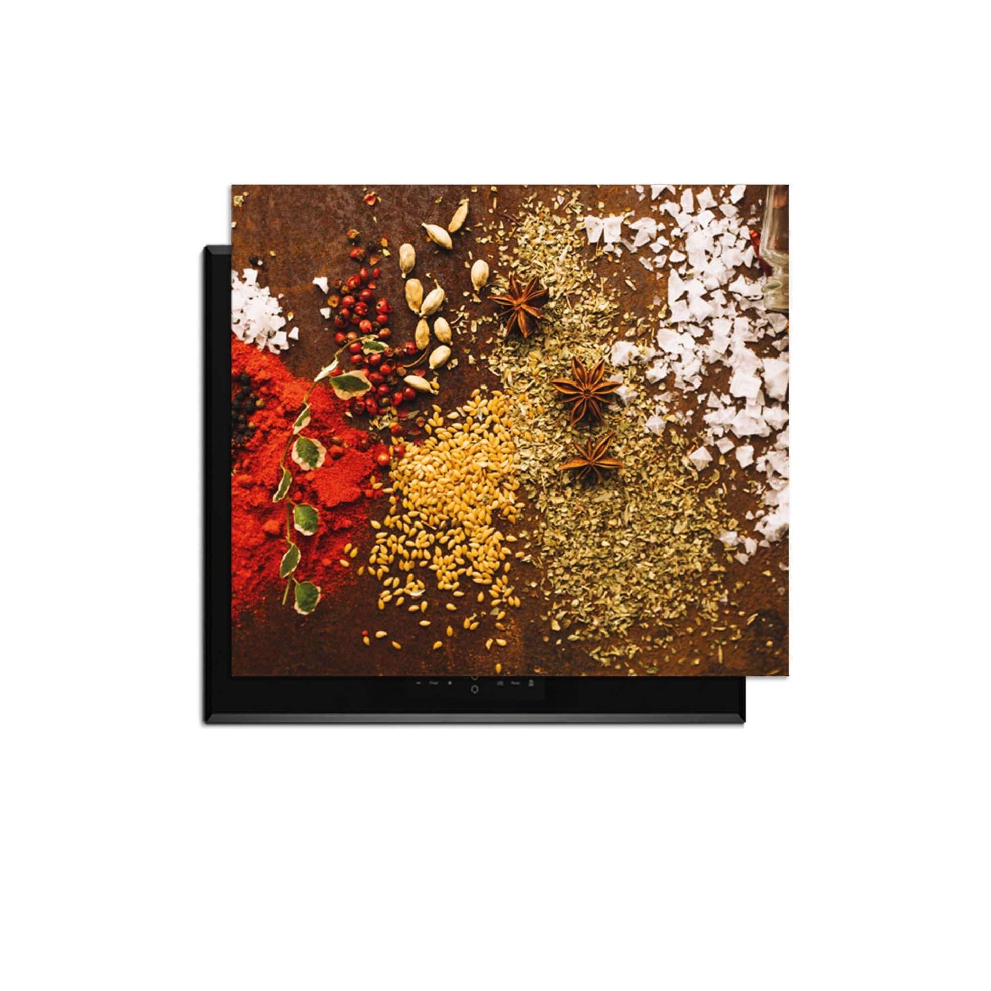 Spice Symphony – Inductie Beschermer met kleurrijke specerijen en zout op een zwarte inductiekookplaat.
