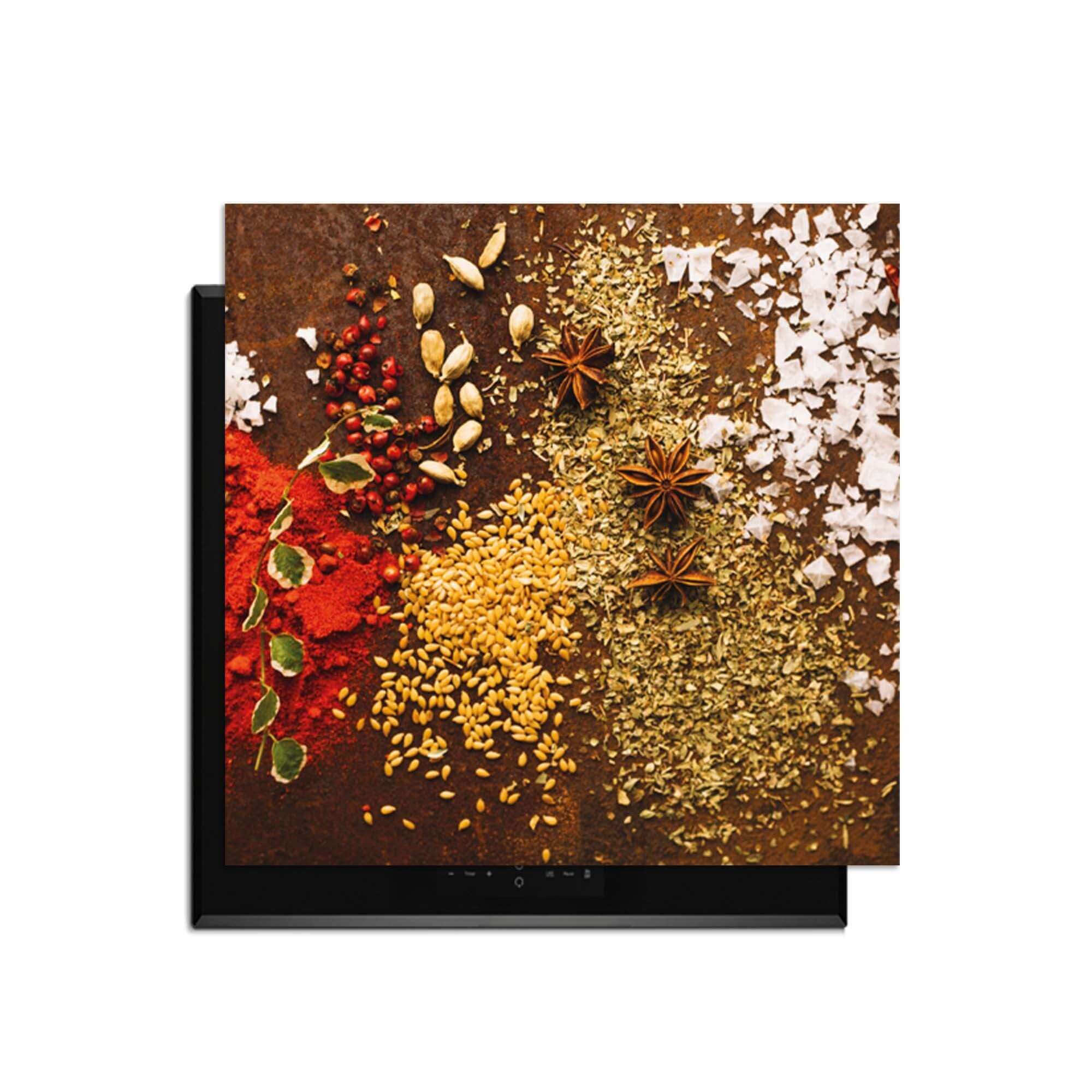 Spice Symphony – Inductie Beschermer met kleurrijke specerijen op een inductiekookplaat.