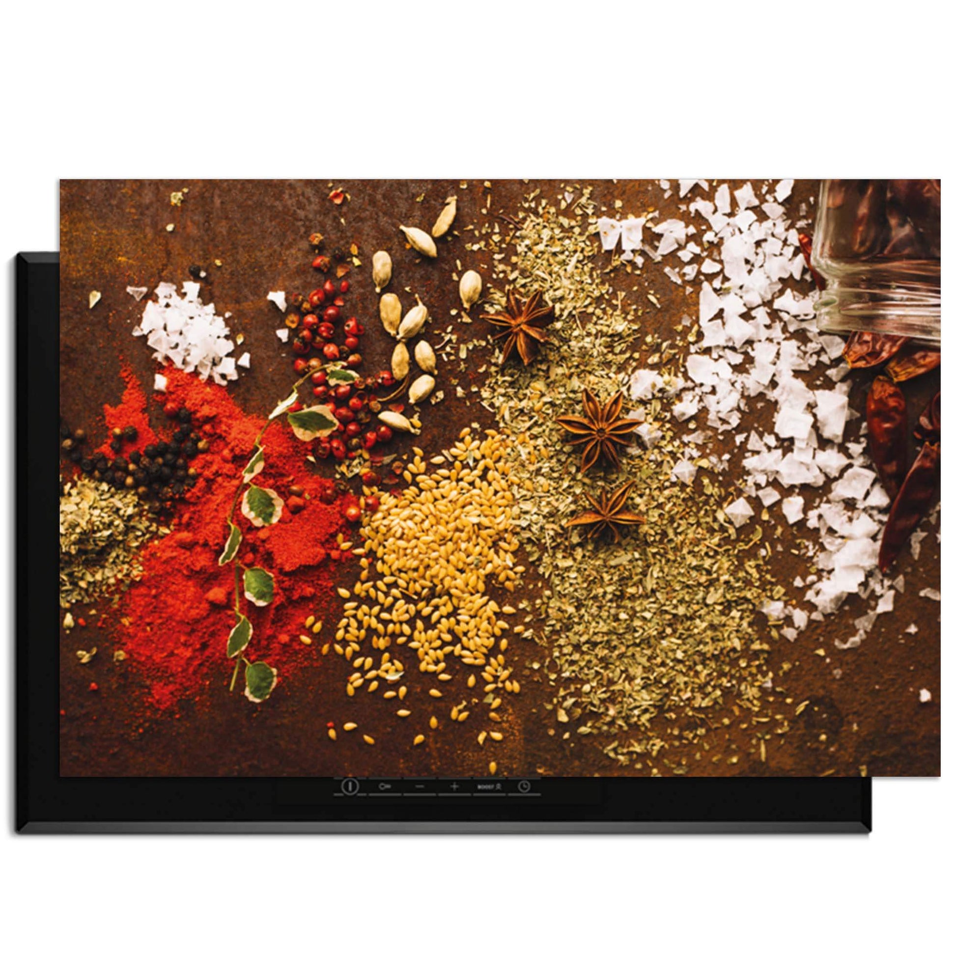 Spice Symphony – Inductie Beschermer met kleurrijke specerijen op een inductiekookplaat.