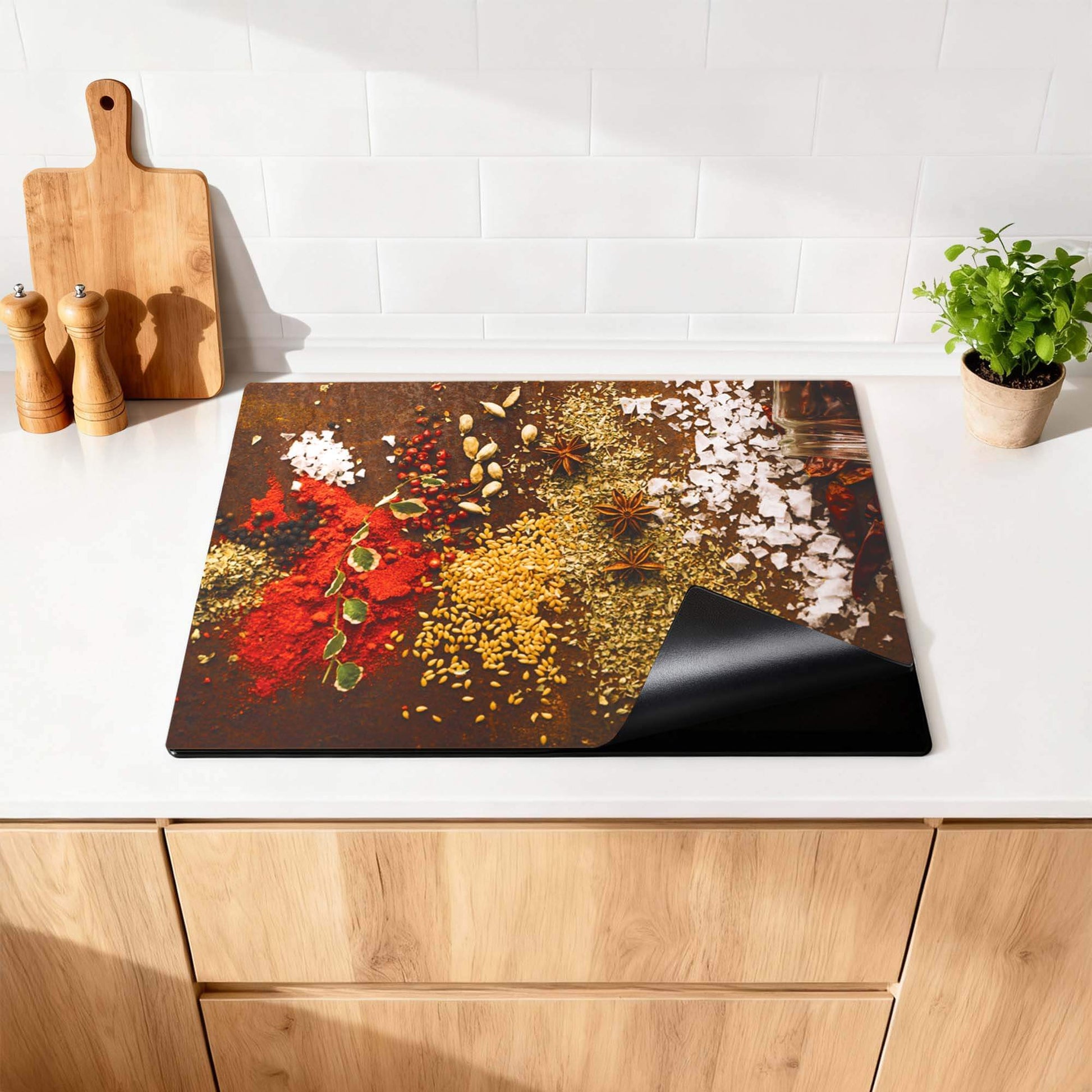 Spice Symphony – Inductie Beschermer met kleurige specerijen op een keukenblad.