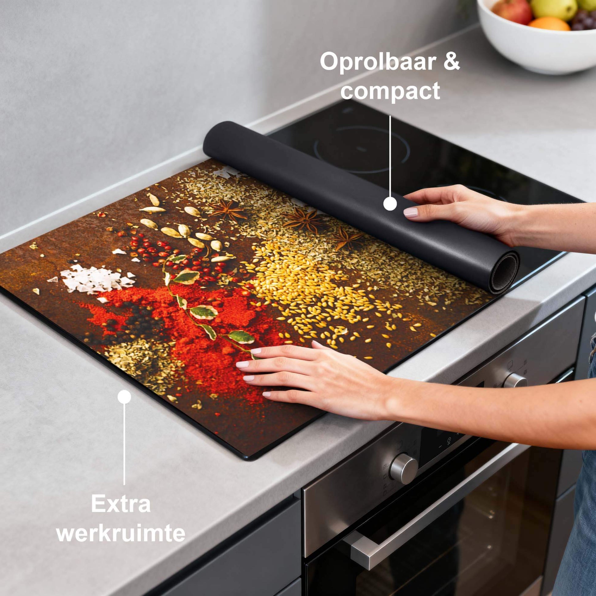 Spice Symphony – Inductie Beschermer op een keukenblad met specerijen, biedt extra werkuimte en is oprolbaar en compact.