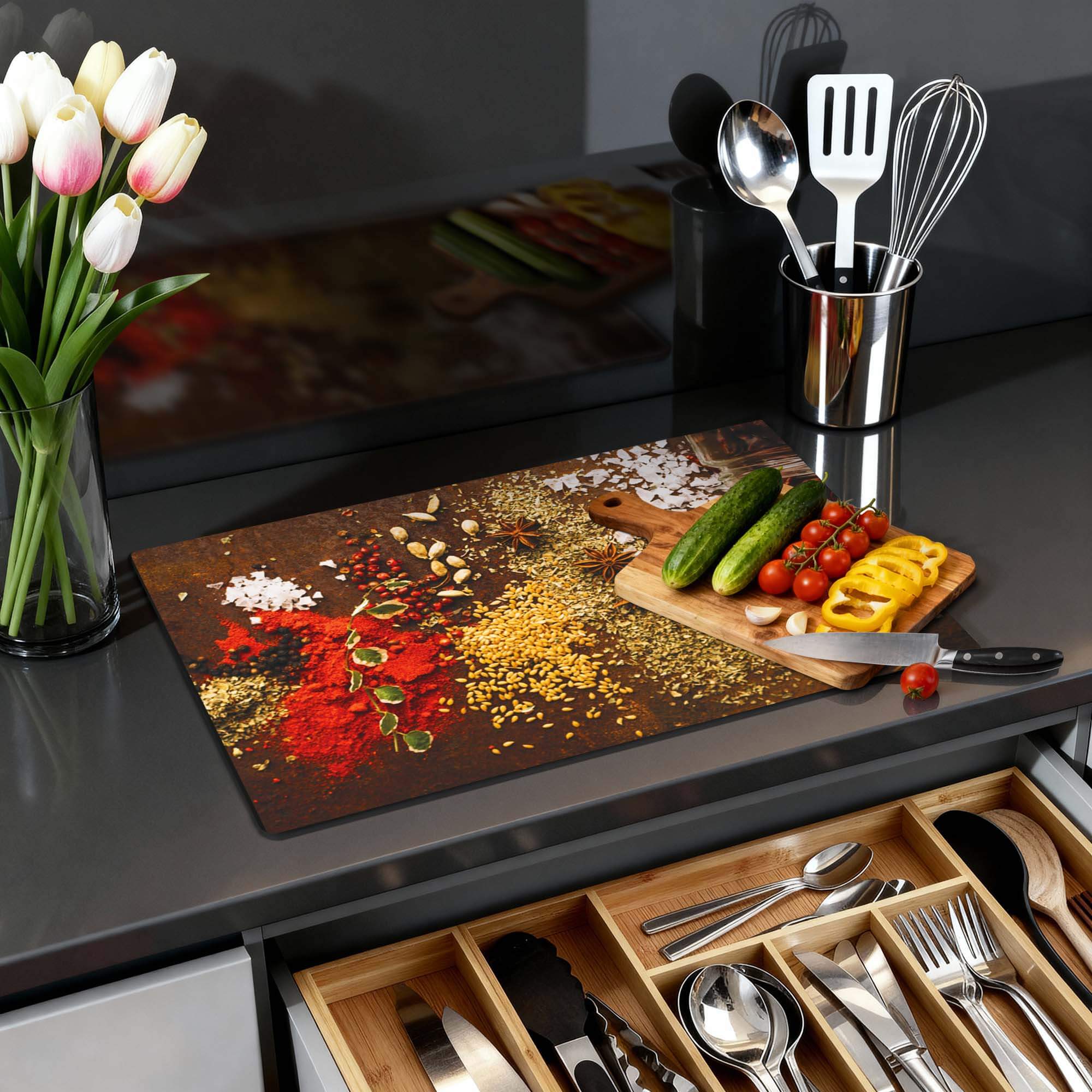 Spice Symphony – Inductie Beschermer met specerijen en groenten op een keukenblad, kleurrijke en levendige decoratie.