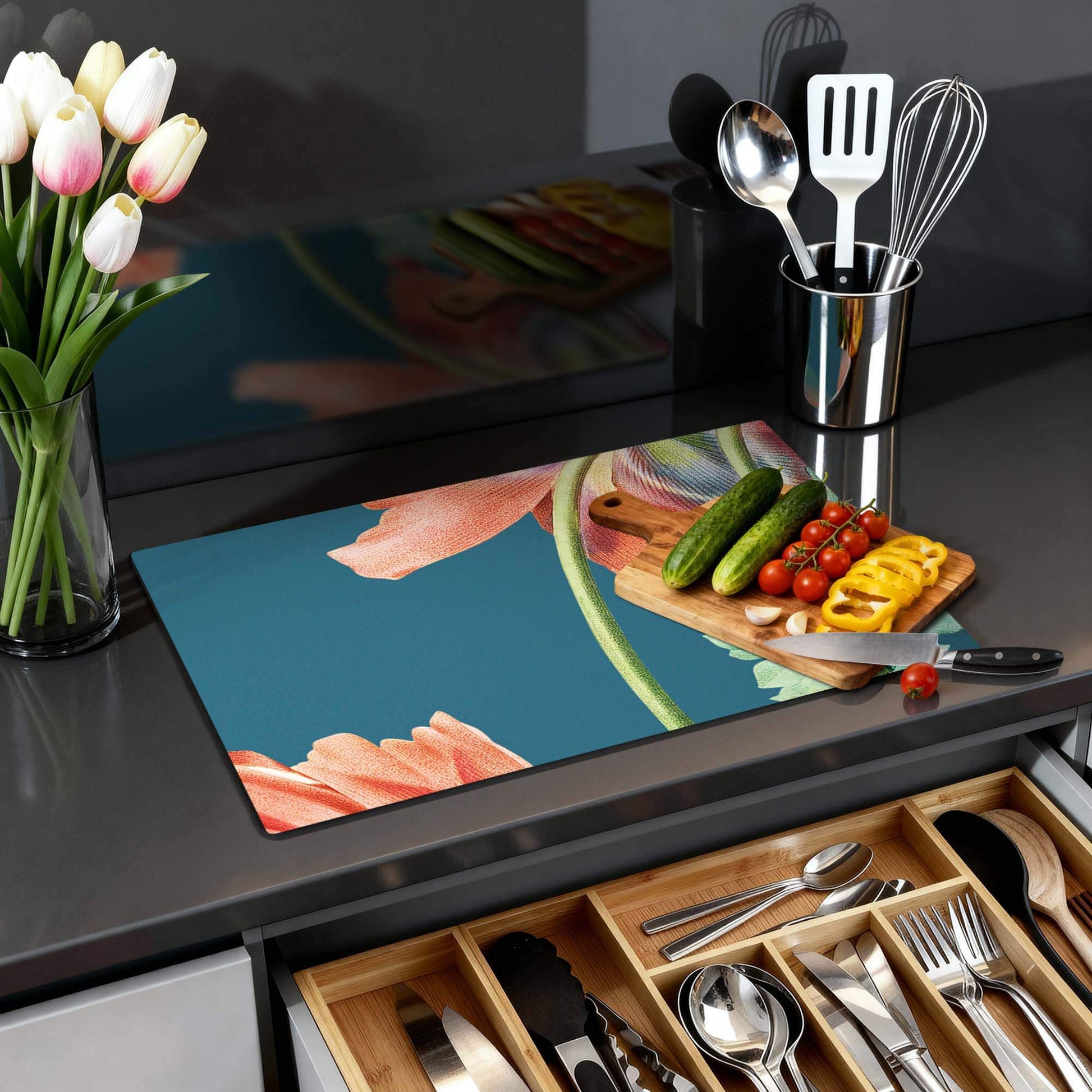 Blooming Grace – Inductie Beschermer met bloemenontwerp op een moderne keukenaanrecht.