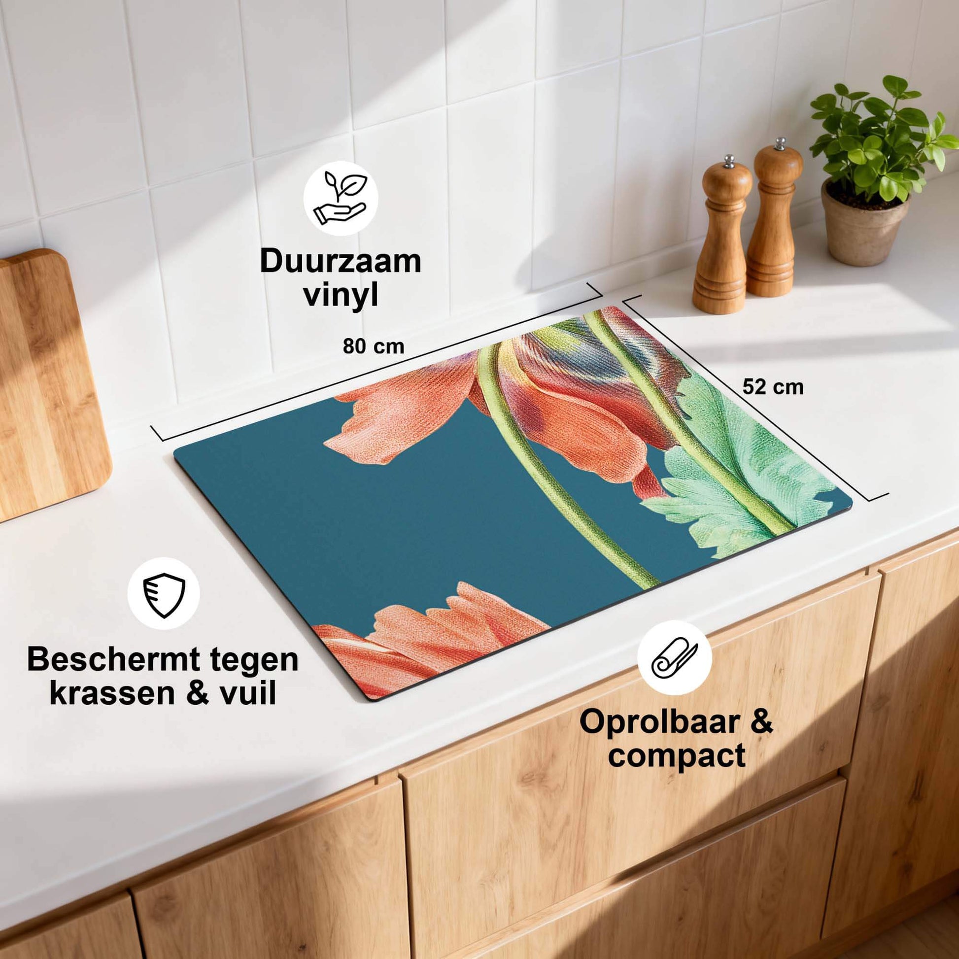 Blooming Grace – Inductie Beschermer op een moderne keukenblad met elegant bloemenontwerp en afmetingen.