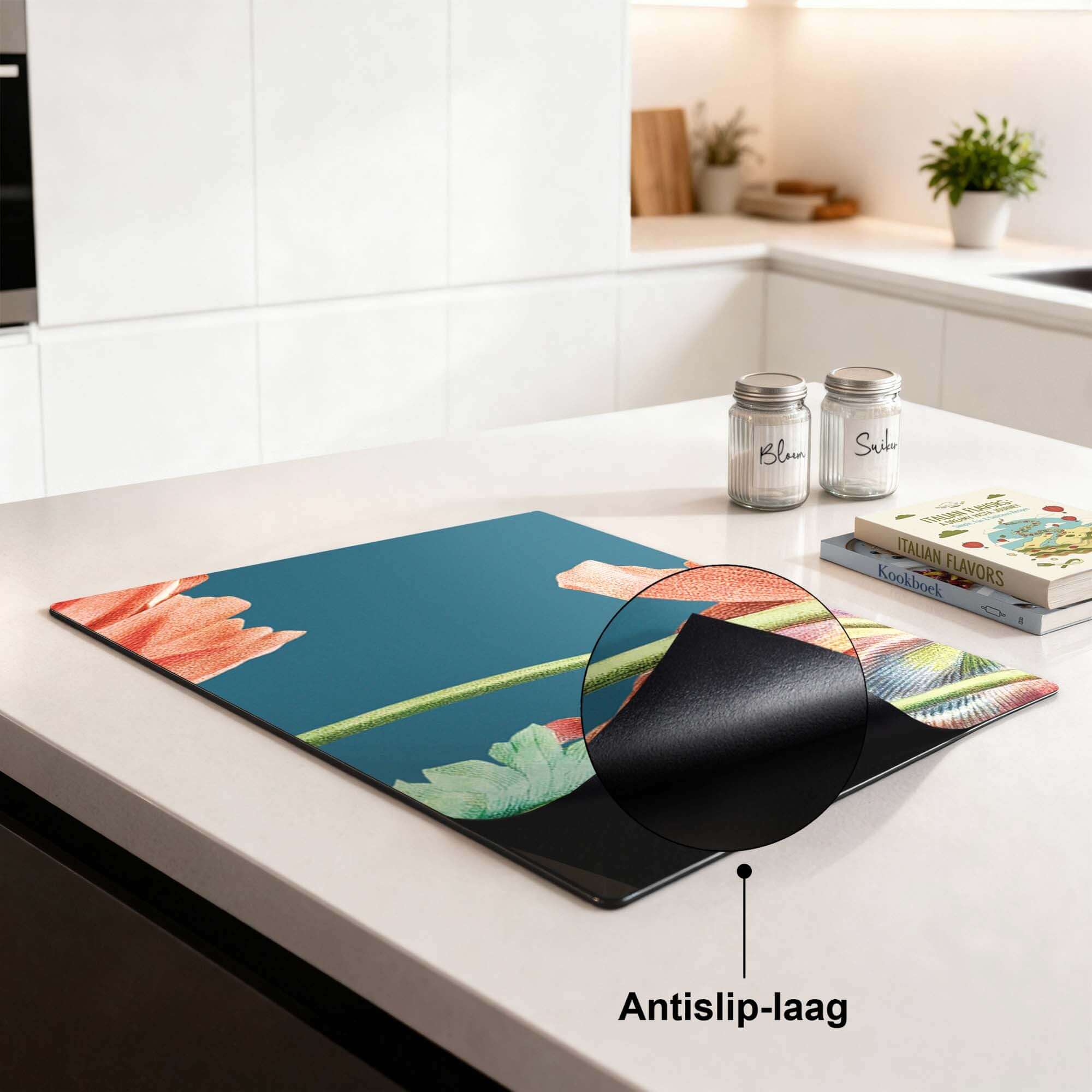 Blooming Grace – Inductie Beschermer met antislip-laag op een stijlvolle keukenblad.