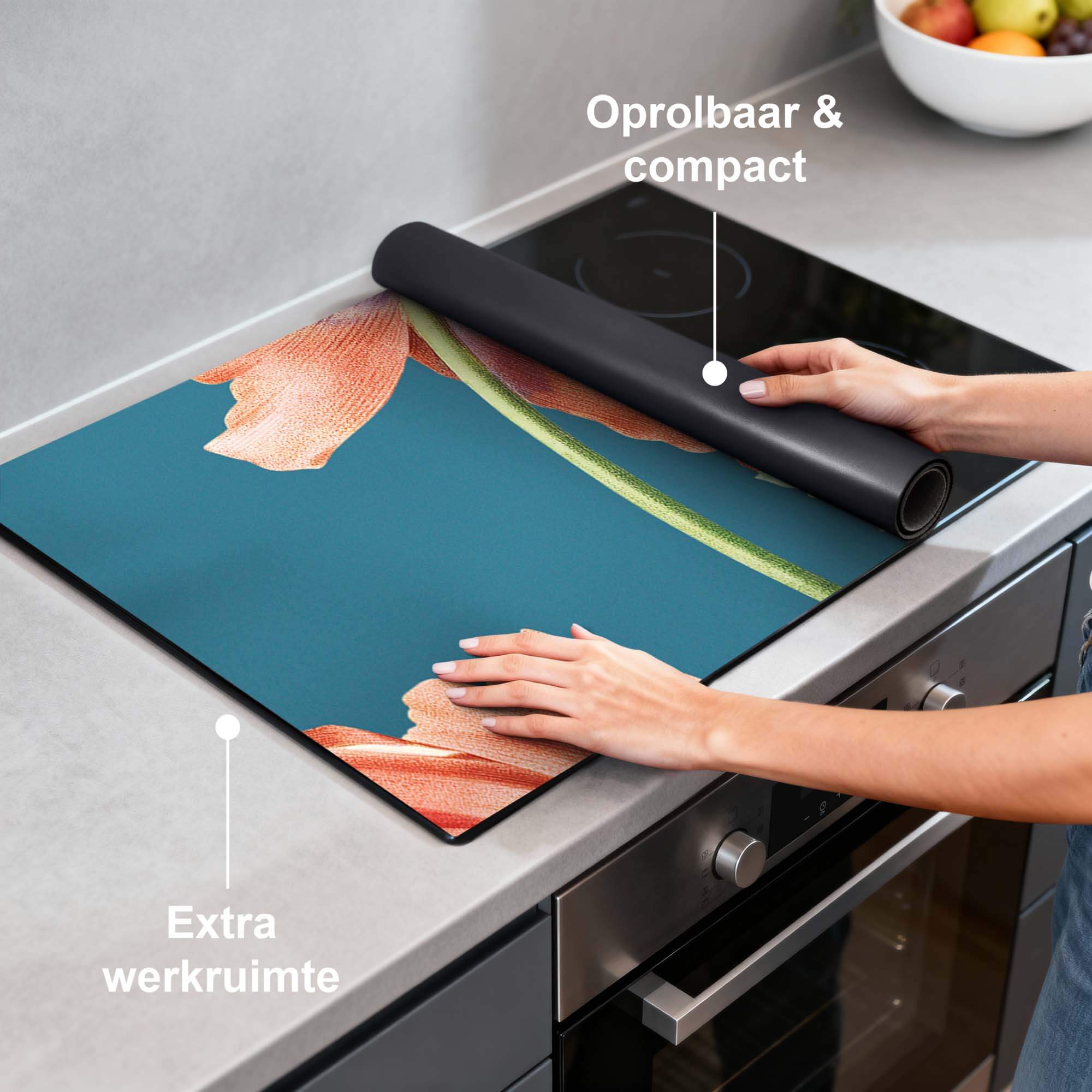 Blooming Grace – Inductie Beschermer voor een stijlvolle keuken met extra werkruimte.