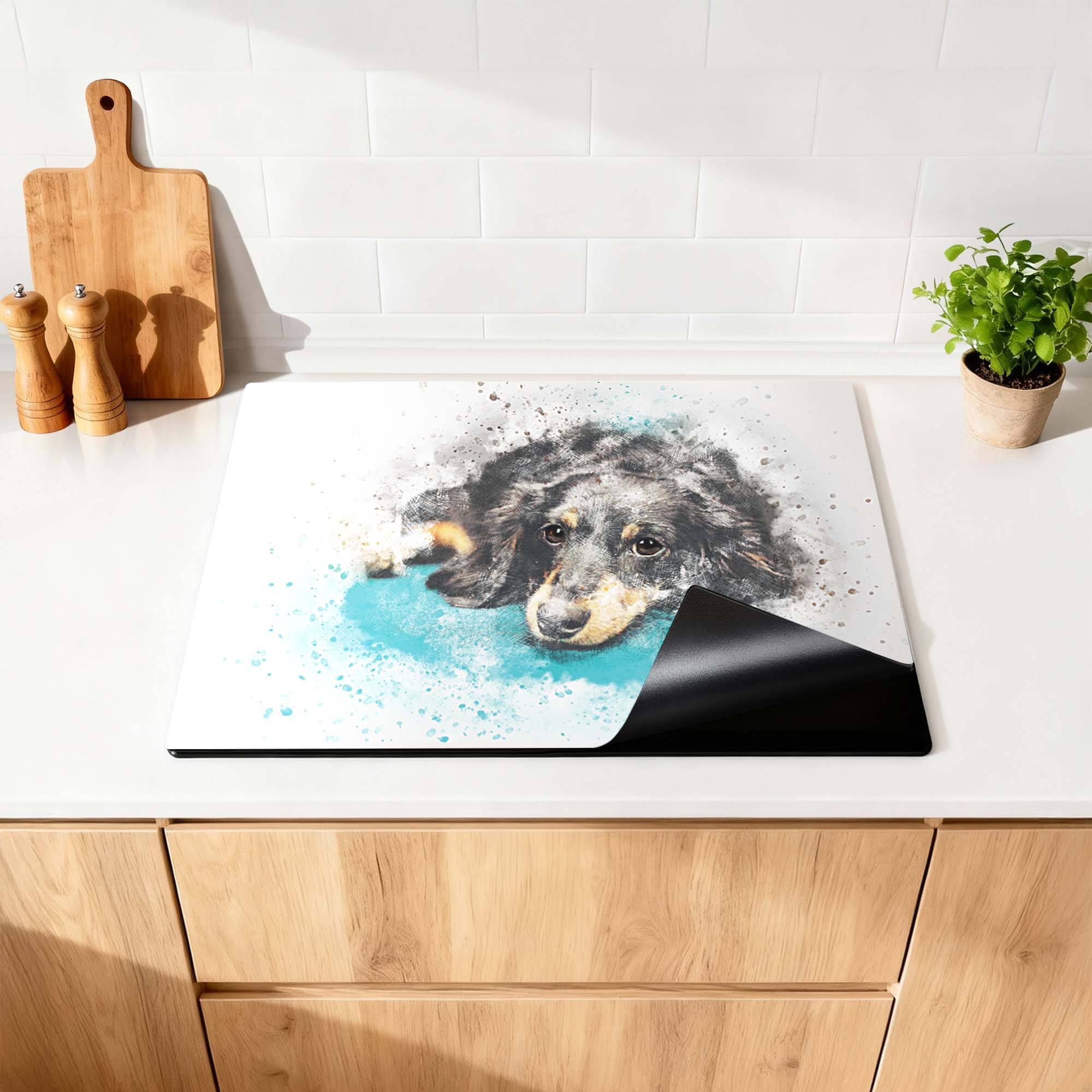 Dreamy Dachshund - Inductie Beschermer op een keukenblad met een schattig aquarelontwerp van een teckel.