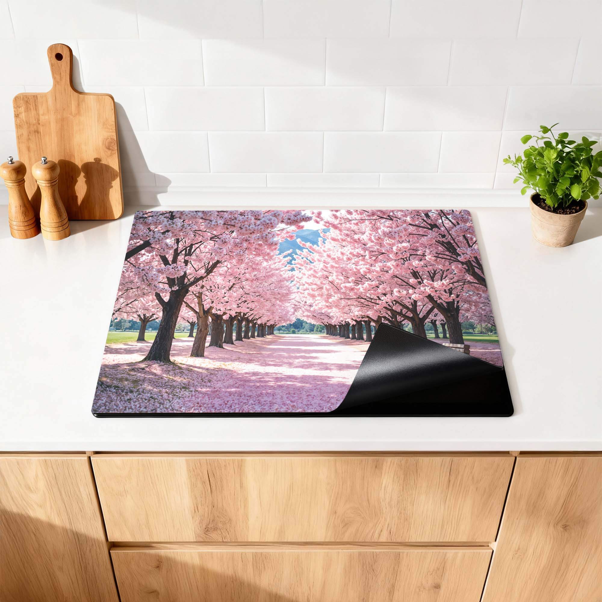Sakura Bliss – Inductie Beschermer met een serene Japanse kersenbloesemdesign op een keukenblad.