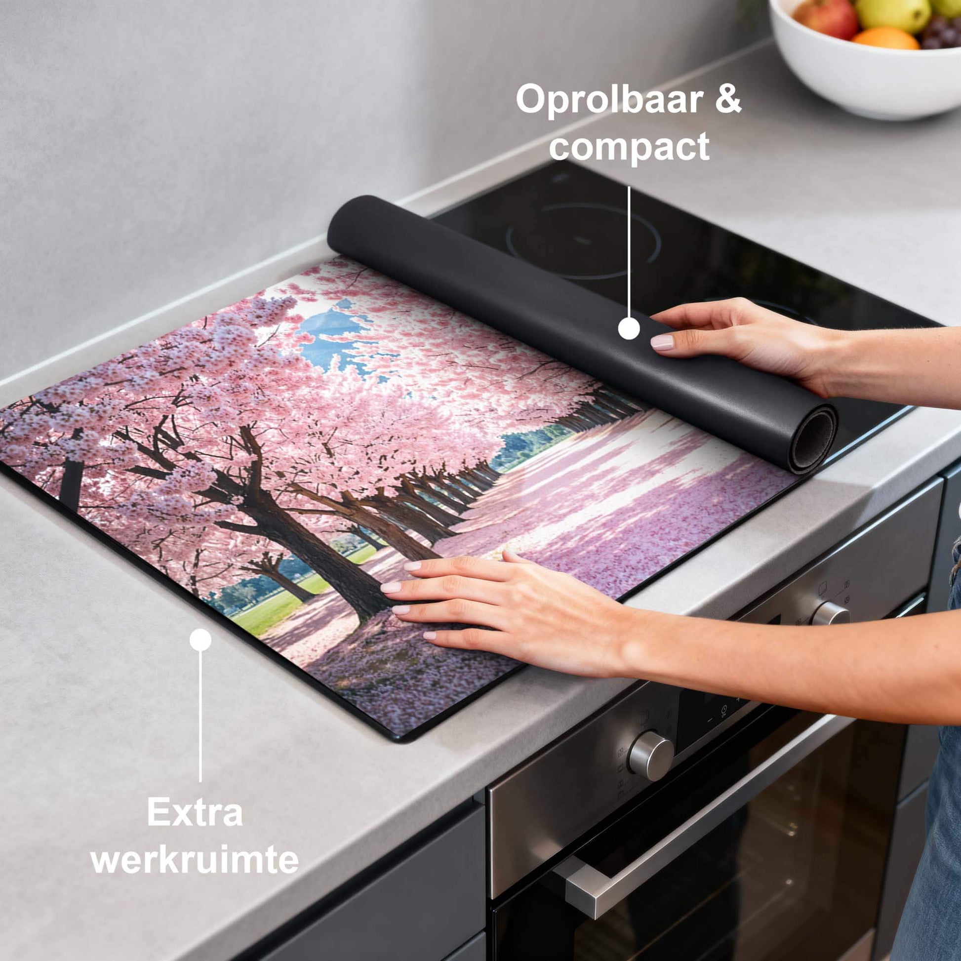 Sakura Bliss – Inductie Beschermer op een moderne keuken, met roze kersenbloesems en extra werkruimte.