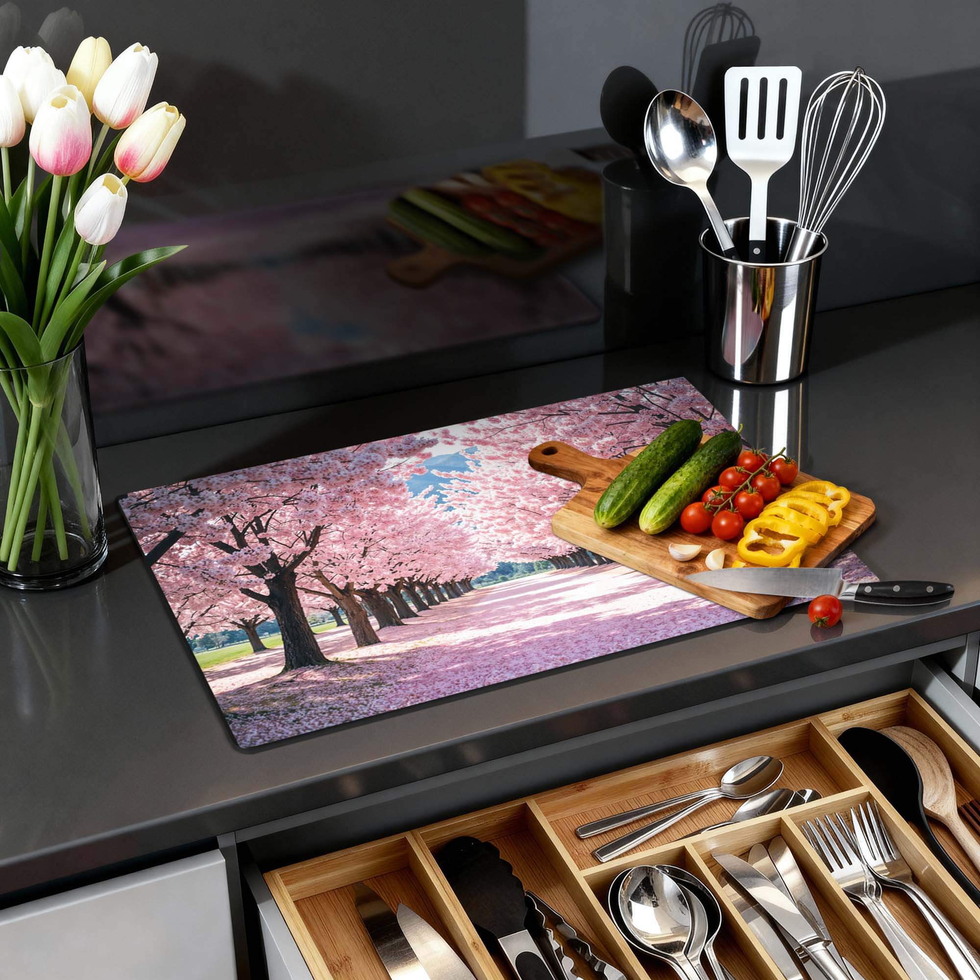 Sakura Bliss – Inductie Beschermer met kersenbloesemdesign en gesneden groenten op een keukenblad.
