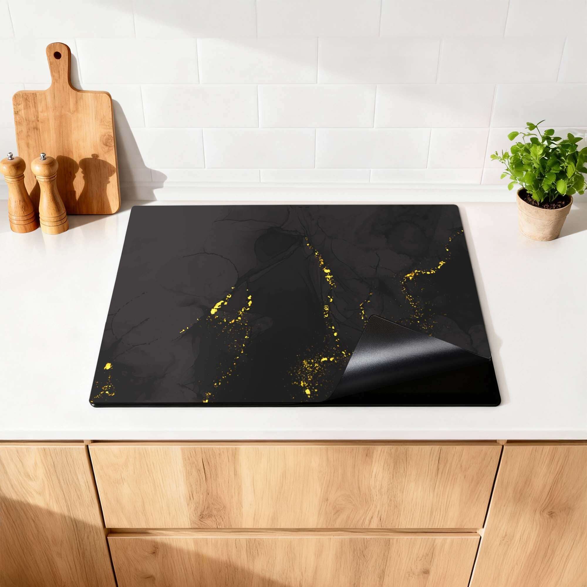 Black Marble Gold – Inductie Beschermer met luxe marmerlook en goudaccenten op een keukenaanrecht.