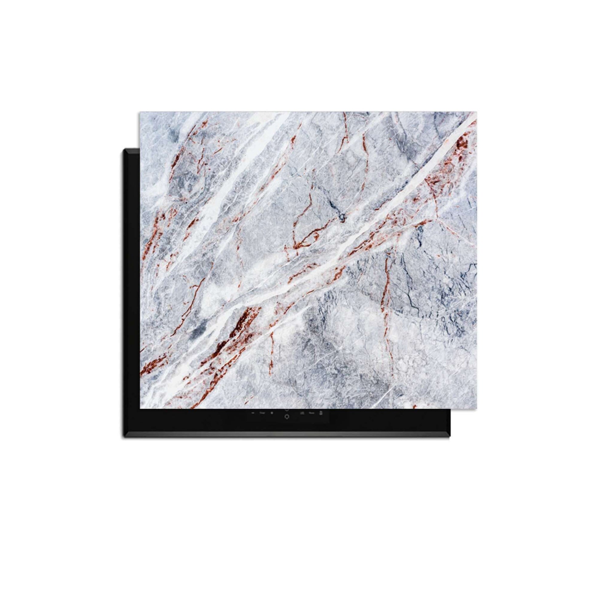 Elegantes Marmor - Induktionsschutz auf einem Induktionskochfeld, luxuriöses Aussehen und praktischer Schutz.