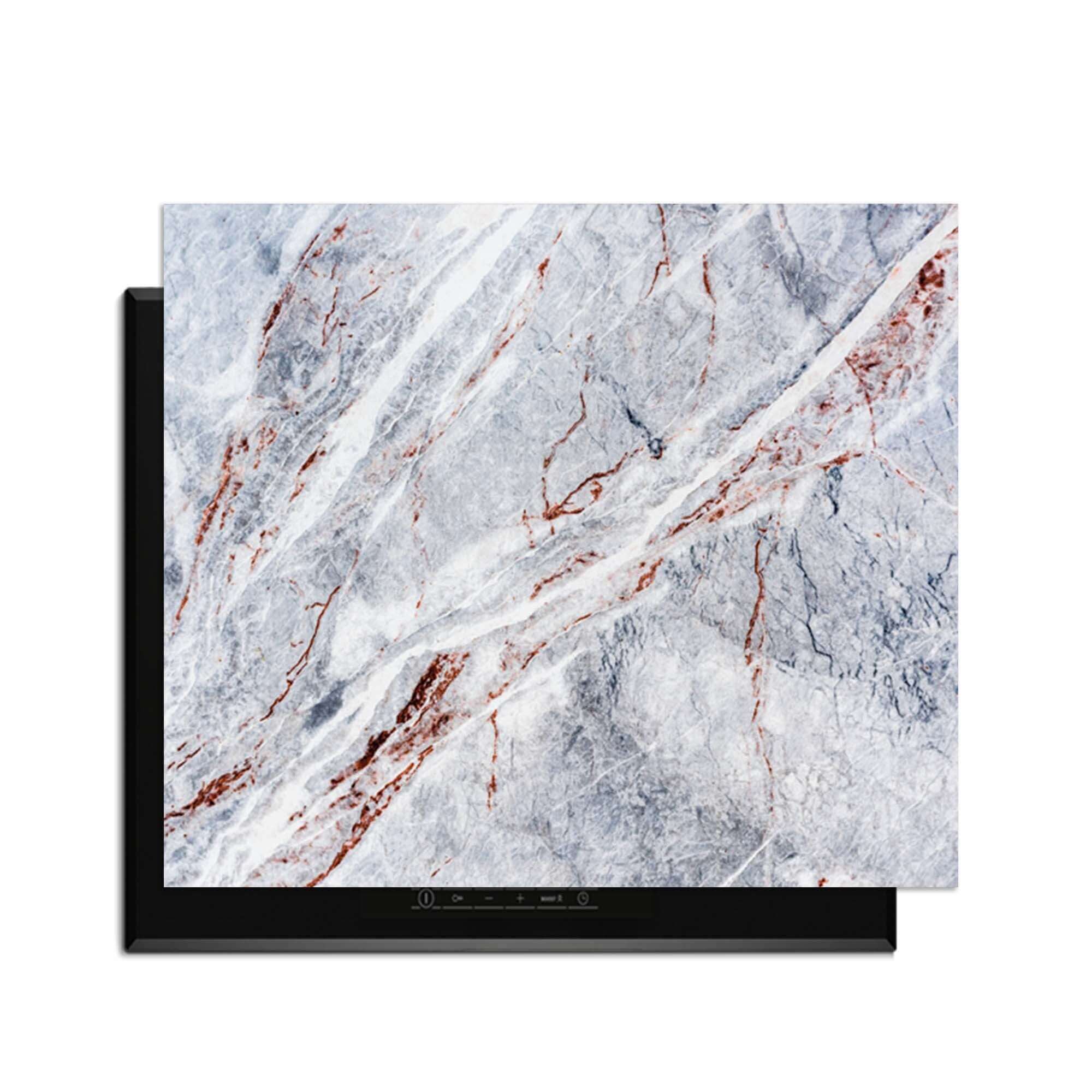 Elegantes Marmor - Induktionsschutz auf einem Induktionskochfeld für ein luxuriöses Küchenbild.