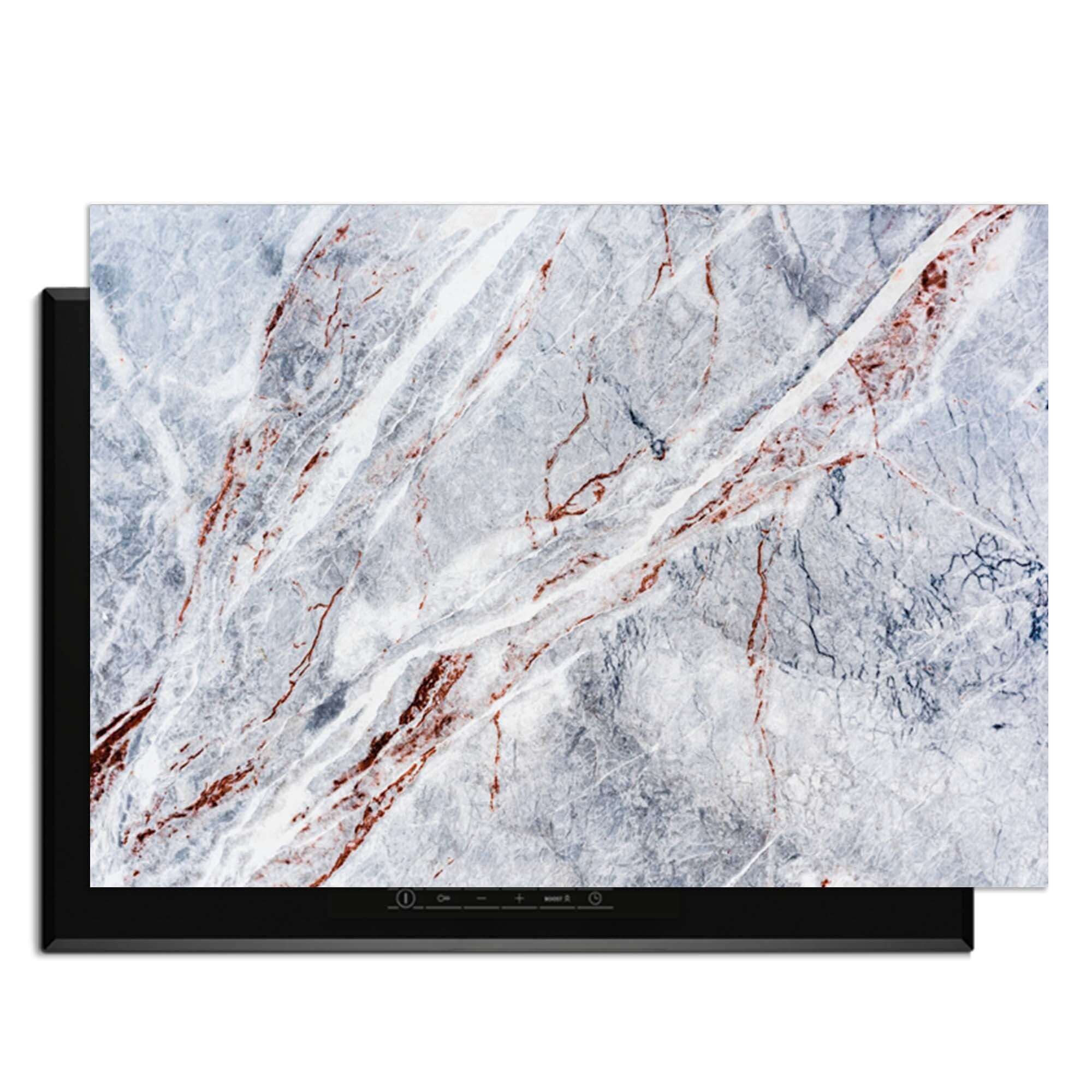 Elegantes Marmor - Induktionsschutz auf einem Induktionskochfeld mit luxuriöser Marmoroptik.