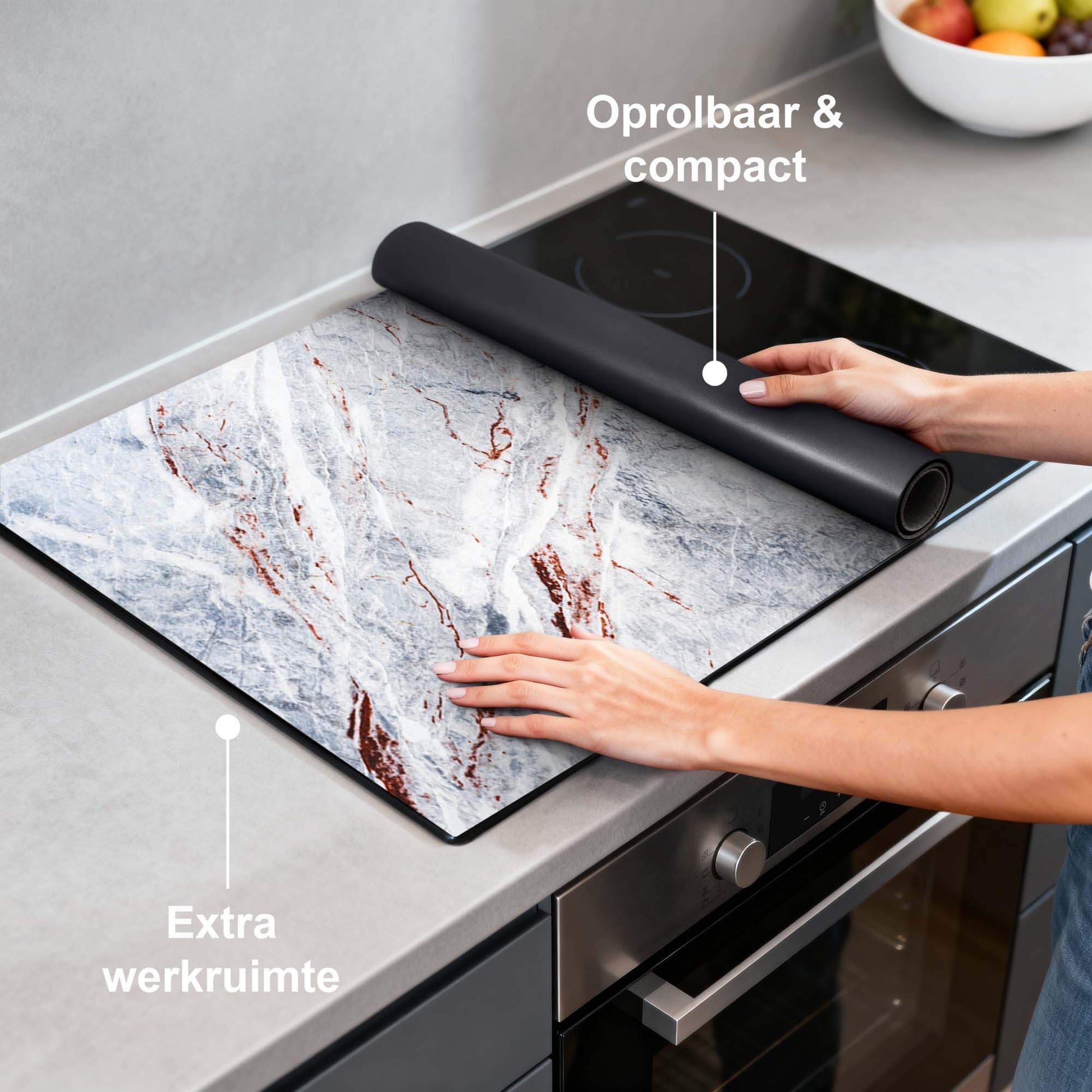 Elegantes Marmor - Induktionsschutz auf einem Kochfeld, rollbar und kompakt für zusätzlichen Arbeitsraum.