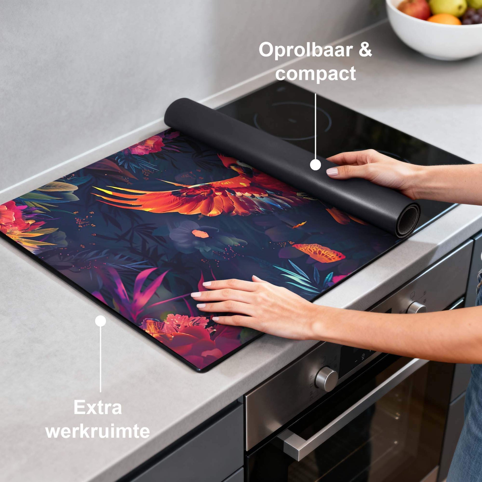 Tropical Wings - Induktionsschutz mit lebendigem Design auf einem Induktionskochfeld in einer modernen Küche.