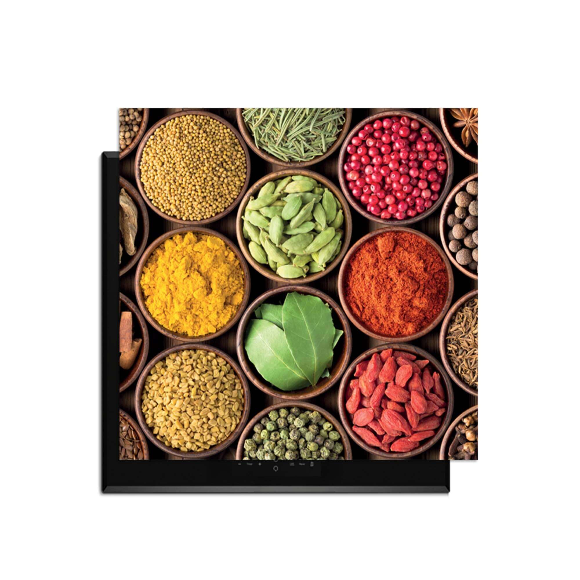 Spice Harmony - Induktionsschutz mit bunten Kräutern und Gewürzen in Holzgefäßen.