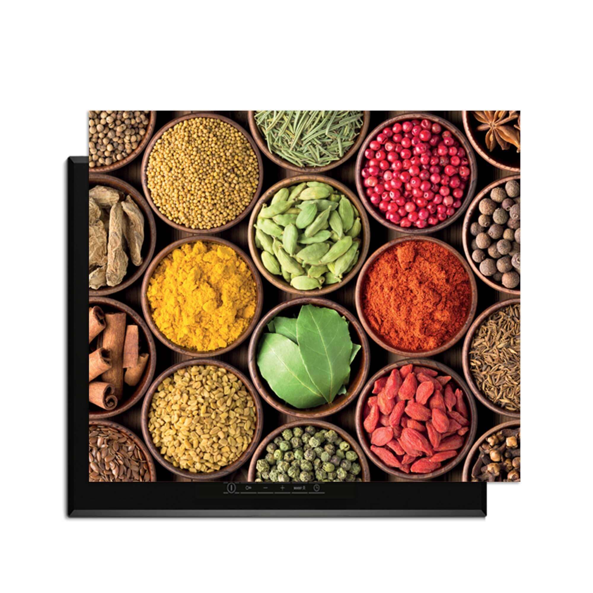 Spice Harmony - Induktionsschutz mit einer bunten Auswahl an Kräutern und Gewürzen in runden Töpfen.
