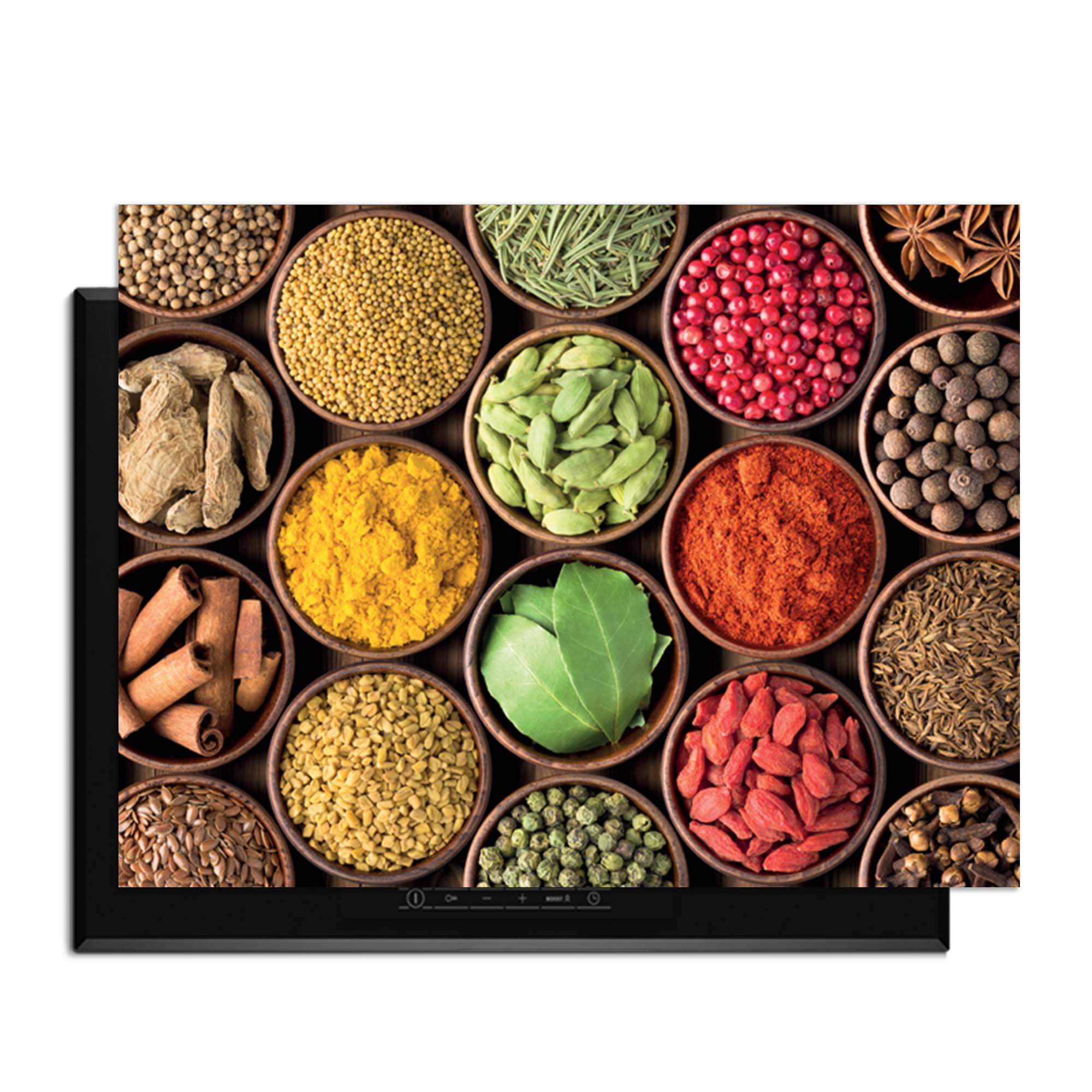 Spice Harmony - Induktionsschutz mit bunten Kräutern und Gewürzen in Holzschalen.