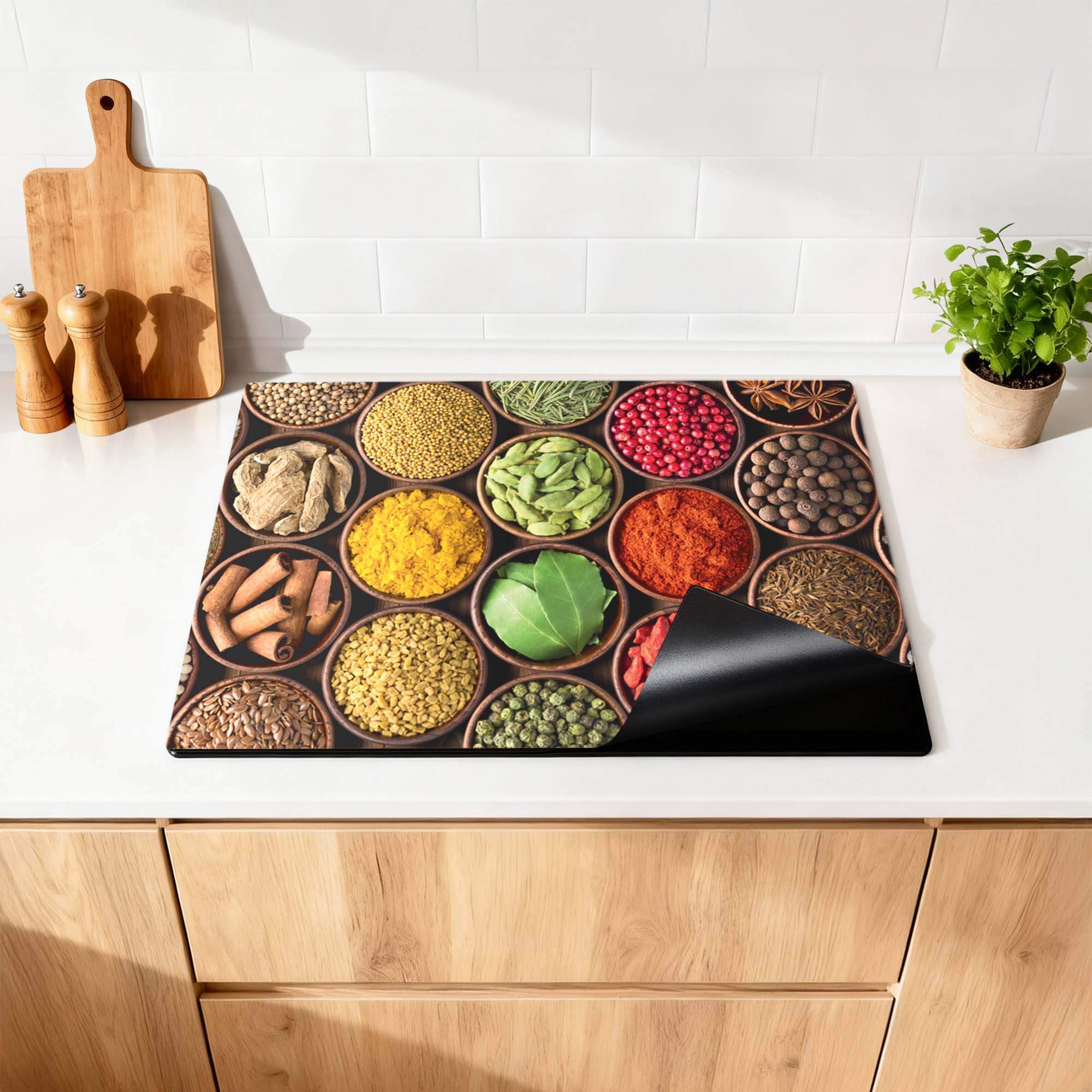 Spice Harmony – Inductie Beschermer met een kleurrijk assortiment kruiden en specerijen op een aanrecht.