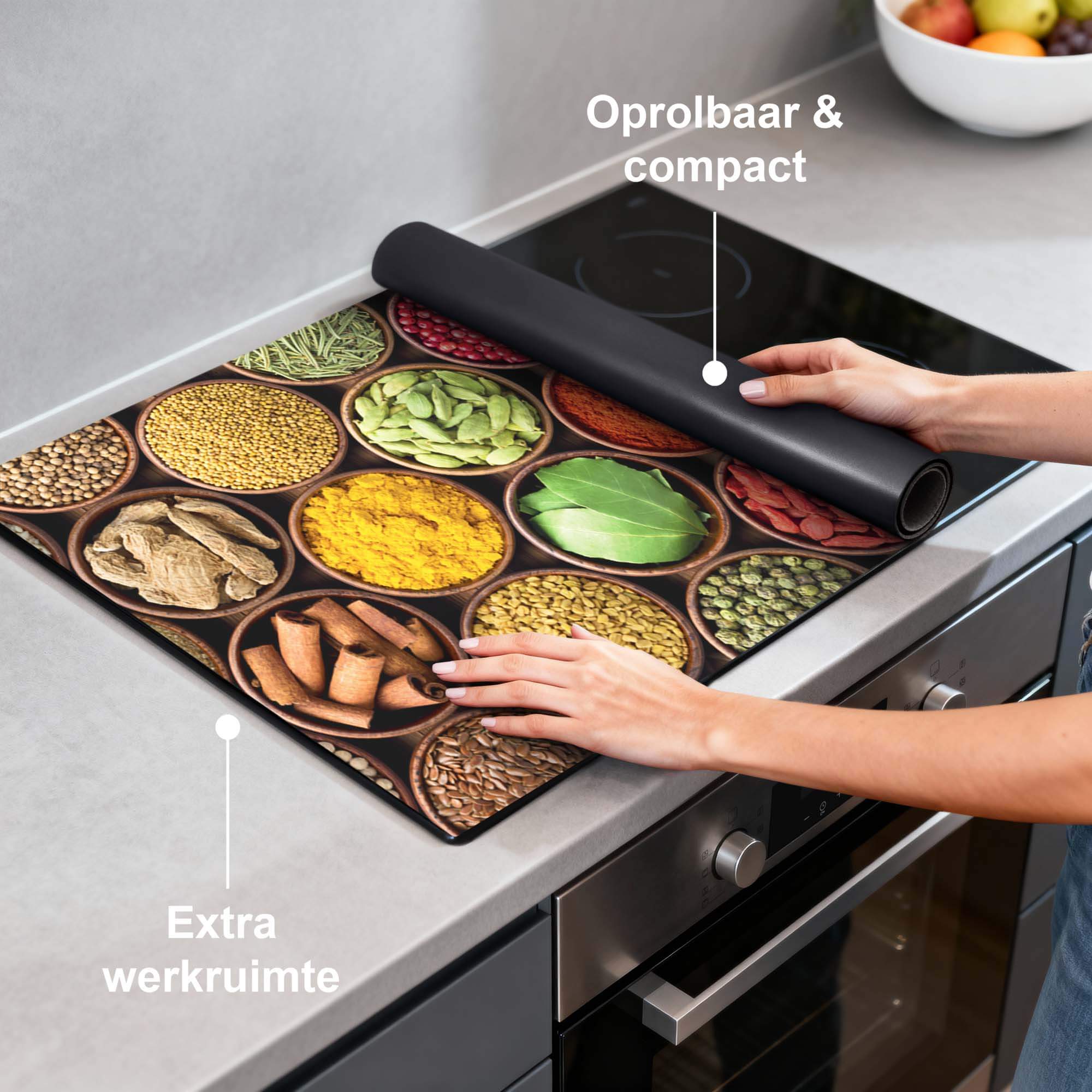 Spice Harmony - Induktionsschutz mit bunten Gewürzen auf dem Kochfeld, aufrollbar und kompaktes Design.