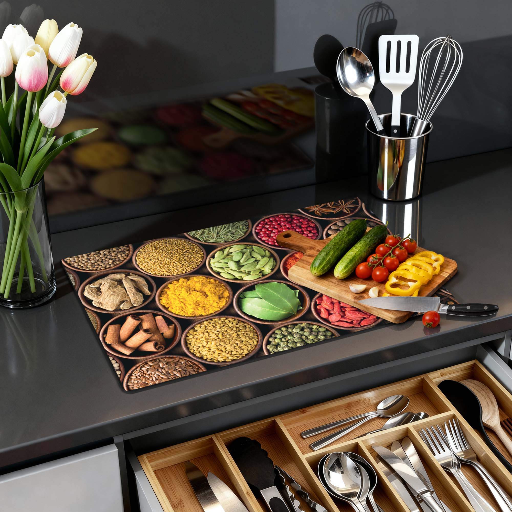 Spice Harmony - Induction Protector mit bunten Kräutern und Gemüse auf einer modernen Küchenarbeitsplatte.