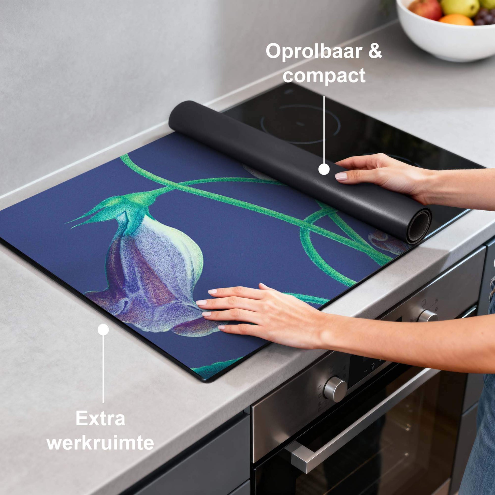 Midnight Bloom – Inductie Beschermer op een keukenblad, extra werkruimte en stijlvol design.