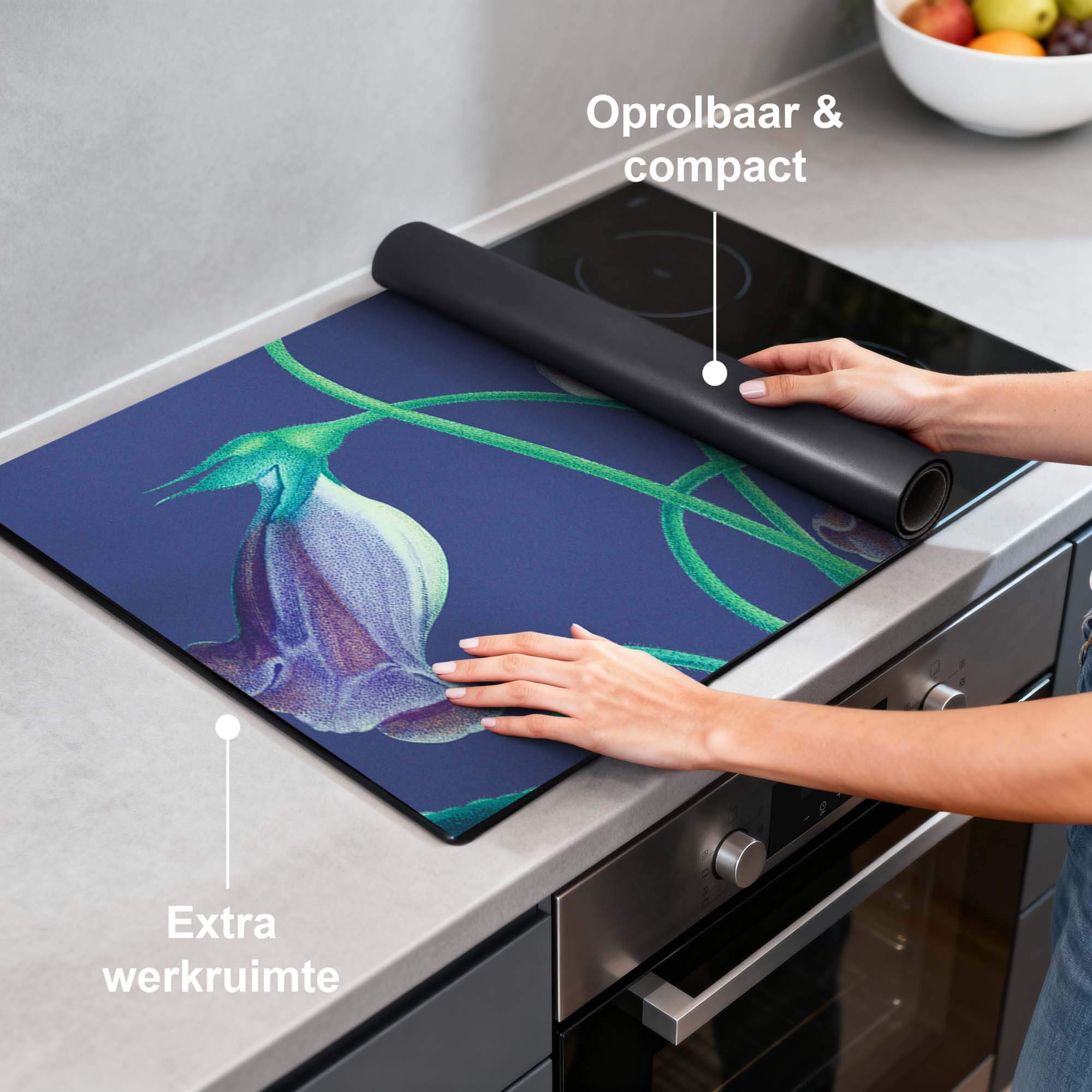 Midnight Bloom – Inductie Beschermer op een keukenblad, extra werkruimte en stijlvol design.