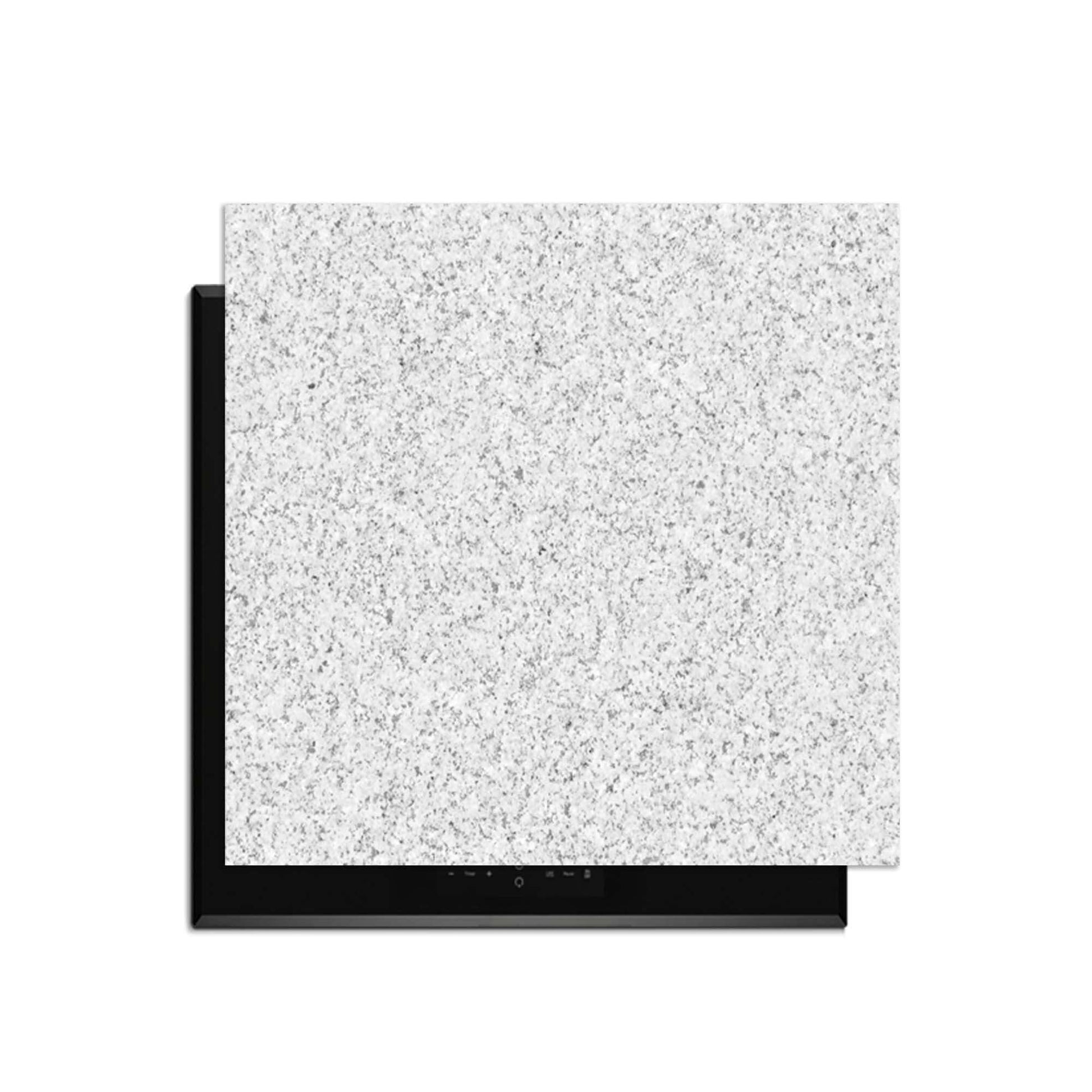 Arctic Granite - Inductie Beschermer bovenop een zwarte inductiekookplaat met een elegant granietmotief.