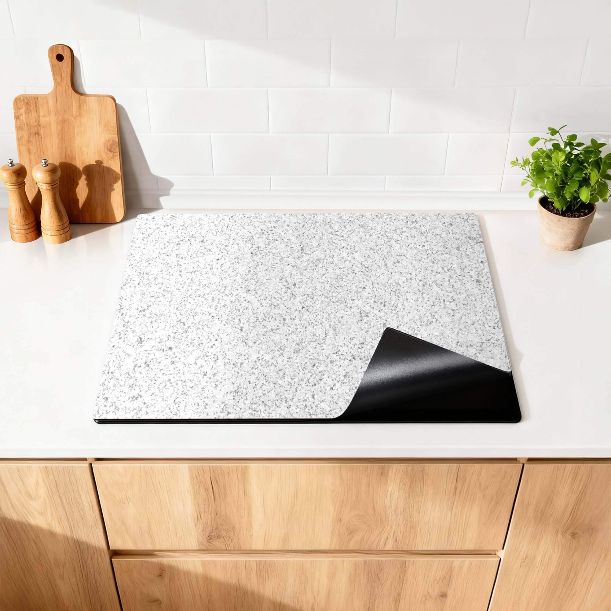 Arctic Granite - Inductie Beschermer op een keukenblad, elegant en functioneel voor bescherming tegen krassen en vuil.