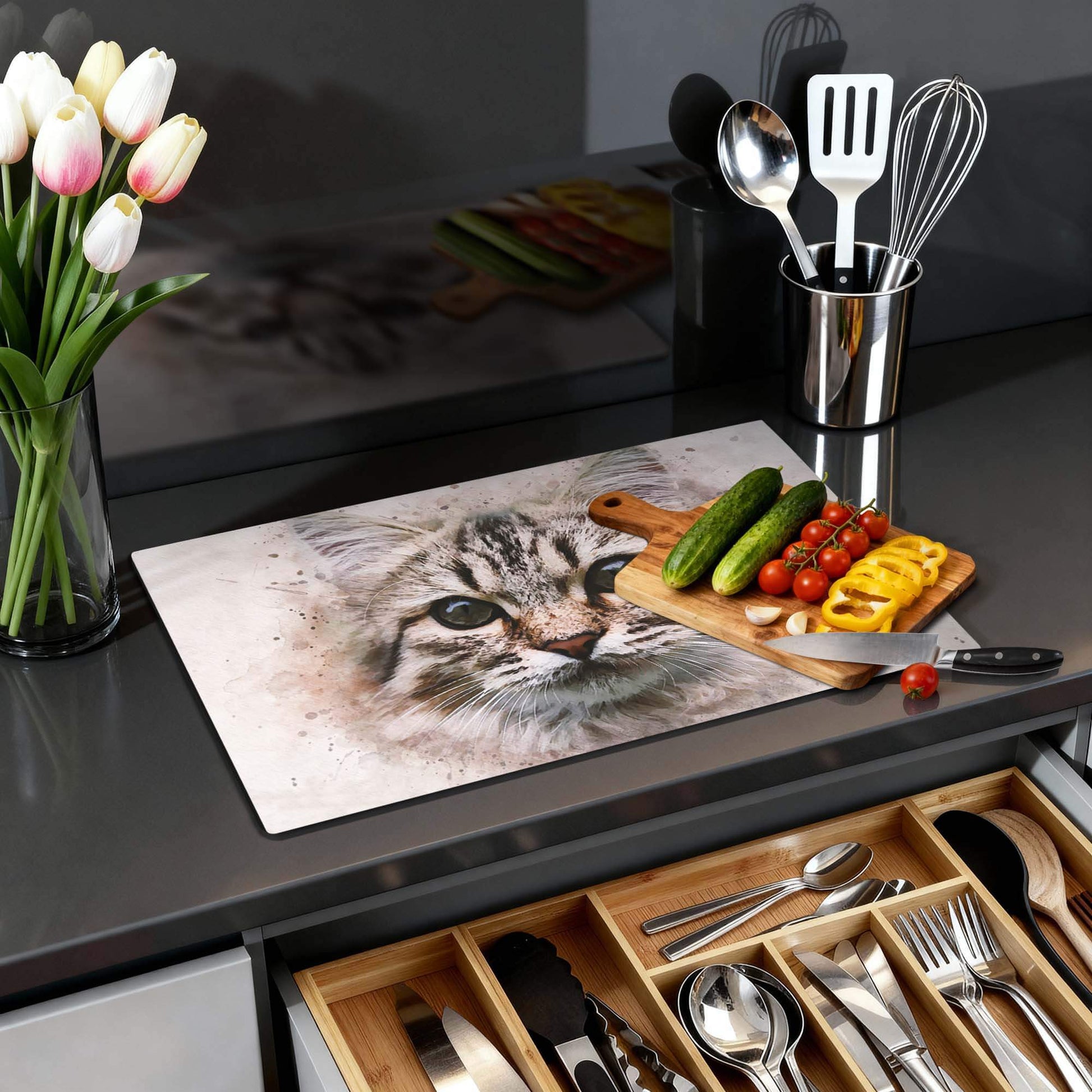 Majestic Cat - Inductie Beschermer op een keukenblad met groenten en keukengerei.