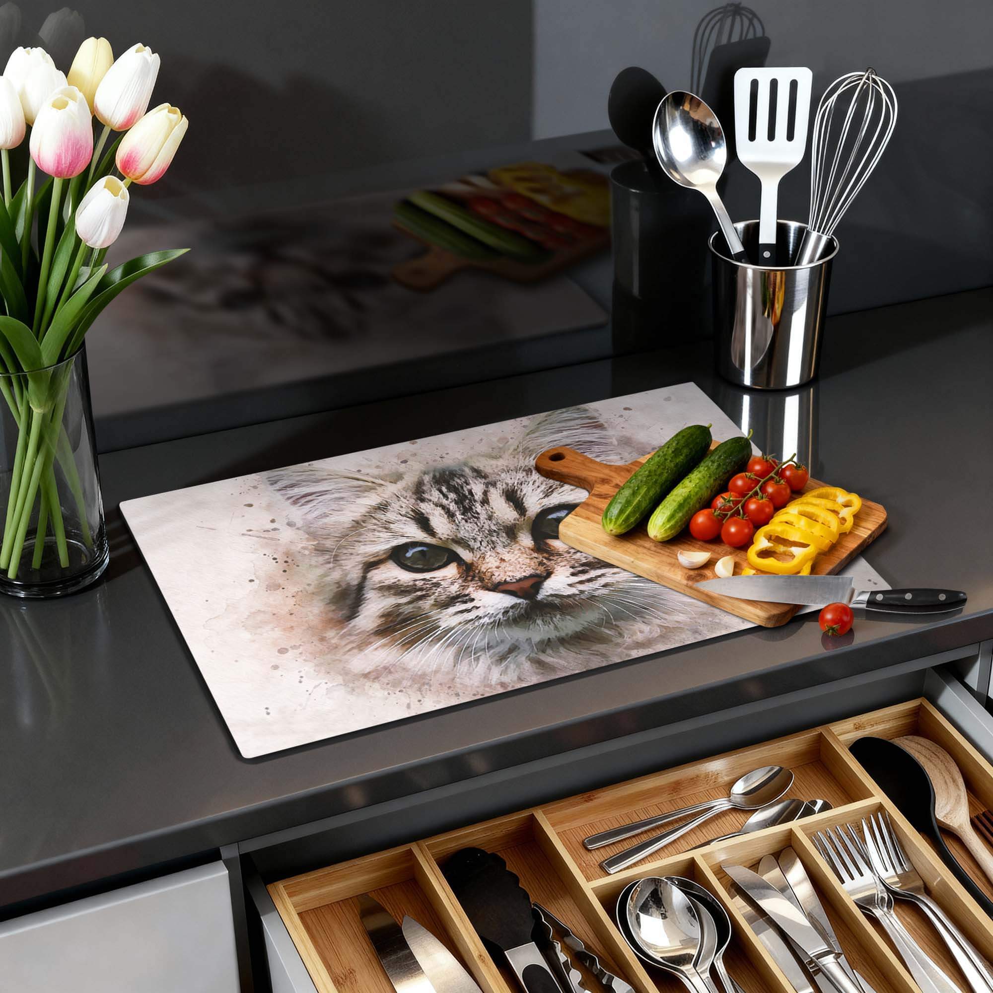 Majestic Cat - Inductie Beschermer op een keukenblad met groenten en keukengerei.