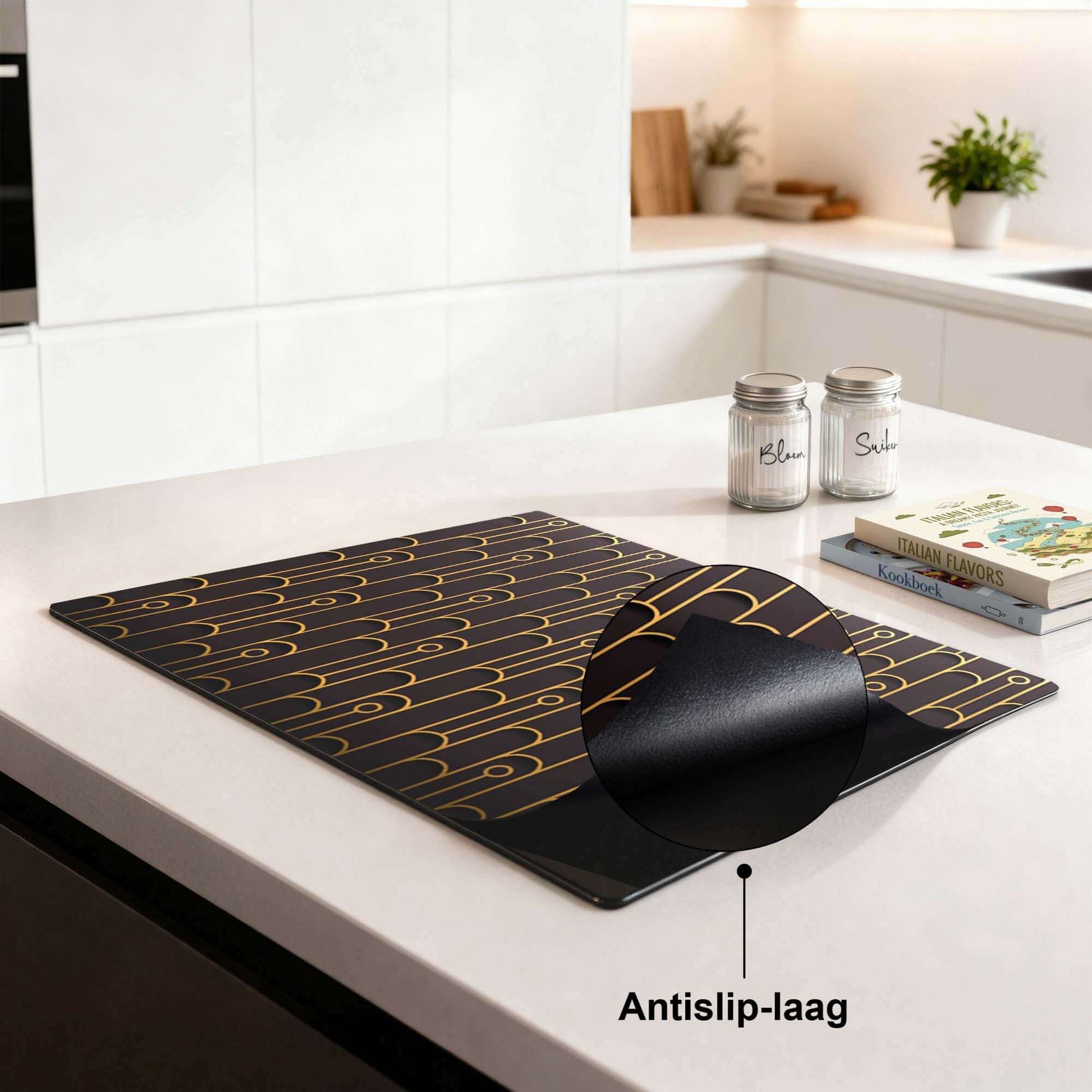 Golden Arc – Inductie Beschermer met antislip-laag en elegant geometrisch patroon in keuken.