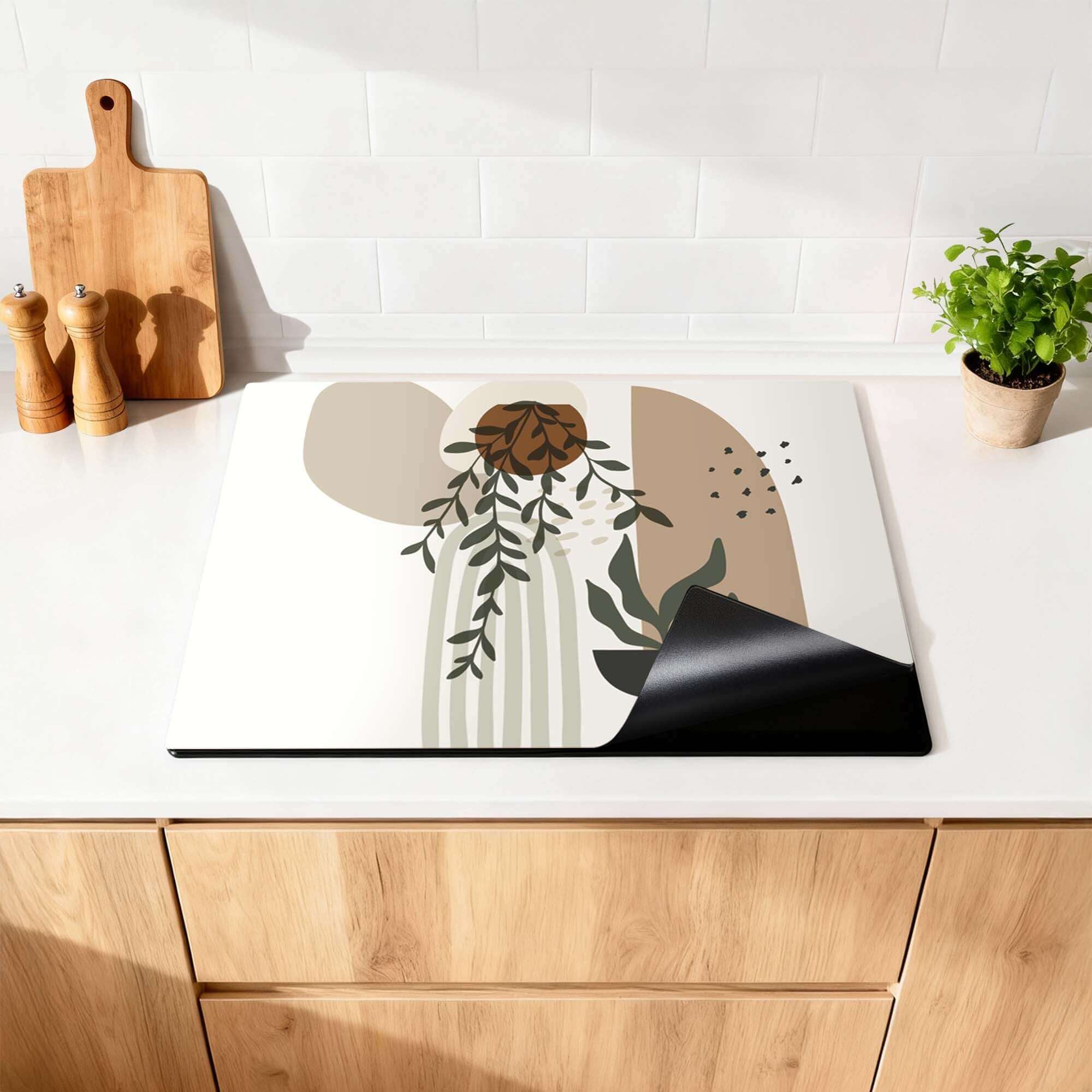 Botanical Harmony – Japandi Inductie Beschermer op een keukenblad met natuurlijke elementen.