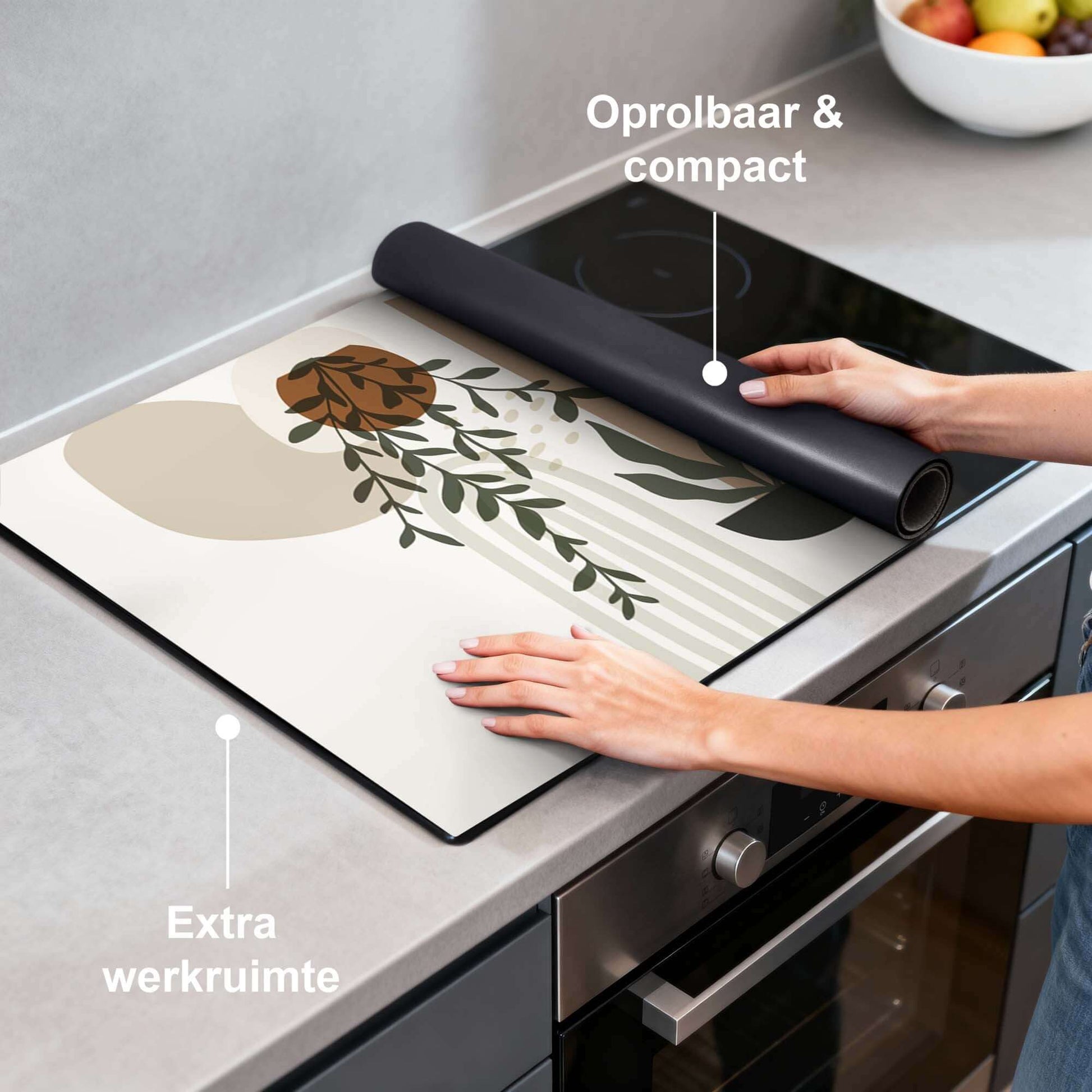 Botanical Harmony - Japandi Induction Protector auf der Küchenoberfläche, rollbar und kompakt für zusätzlichen Arbeitsraum.