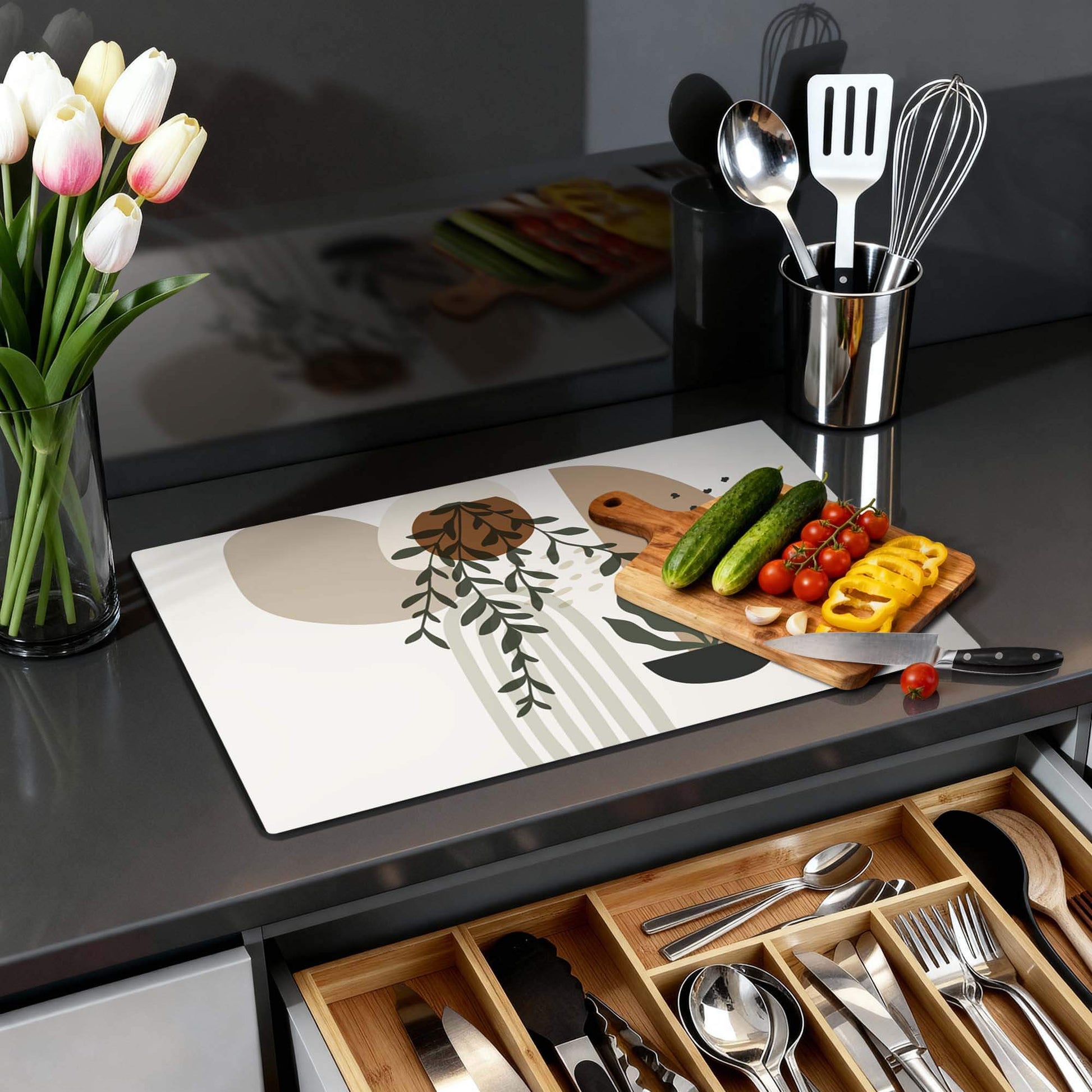 Botanical Harmony - Japandi Induction Protector auf einer Küchenplatte mit frischem Gemüse und Blumen.