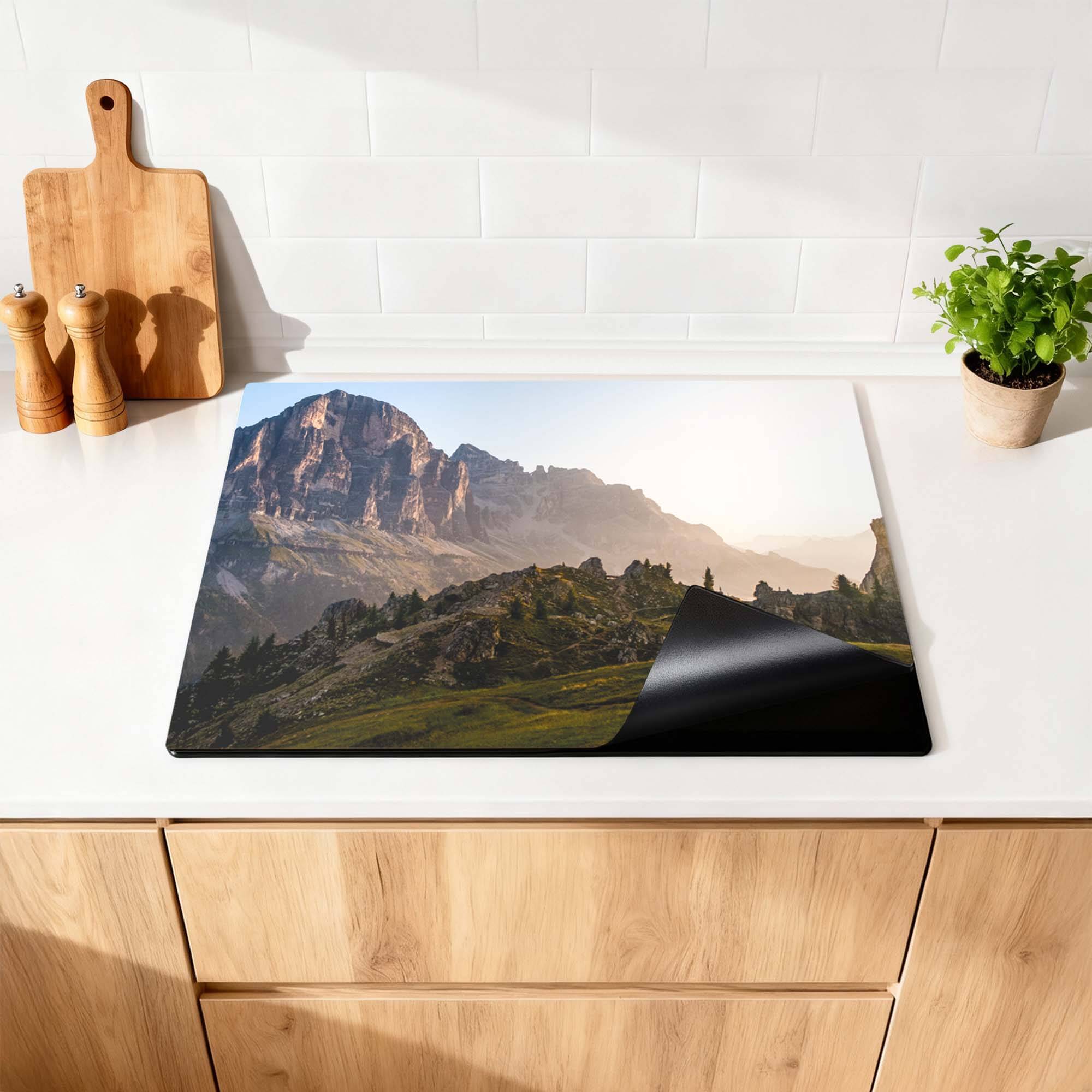 Morning Trails – Inductie Beschermer op een keukenblad met een serene berglandschap.