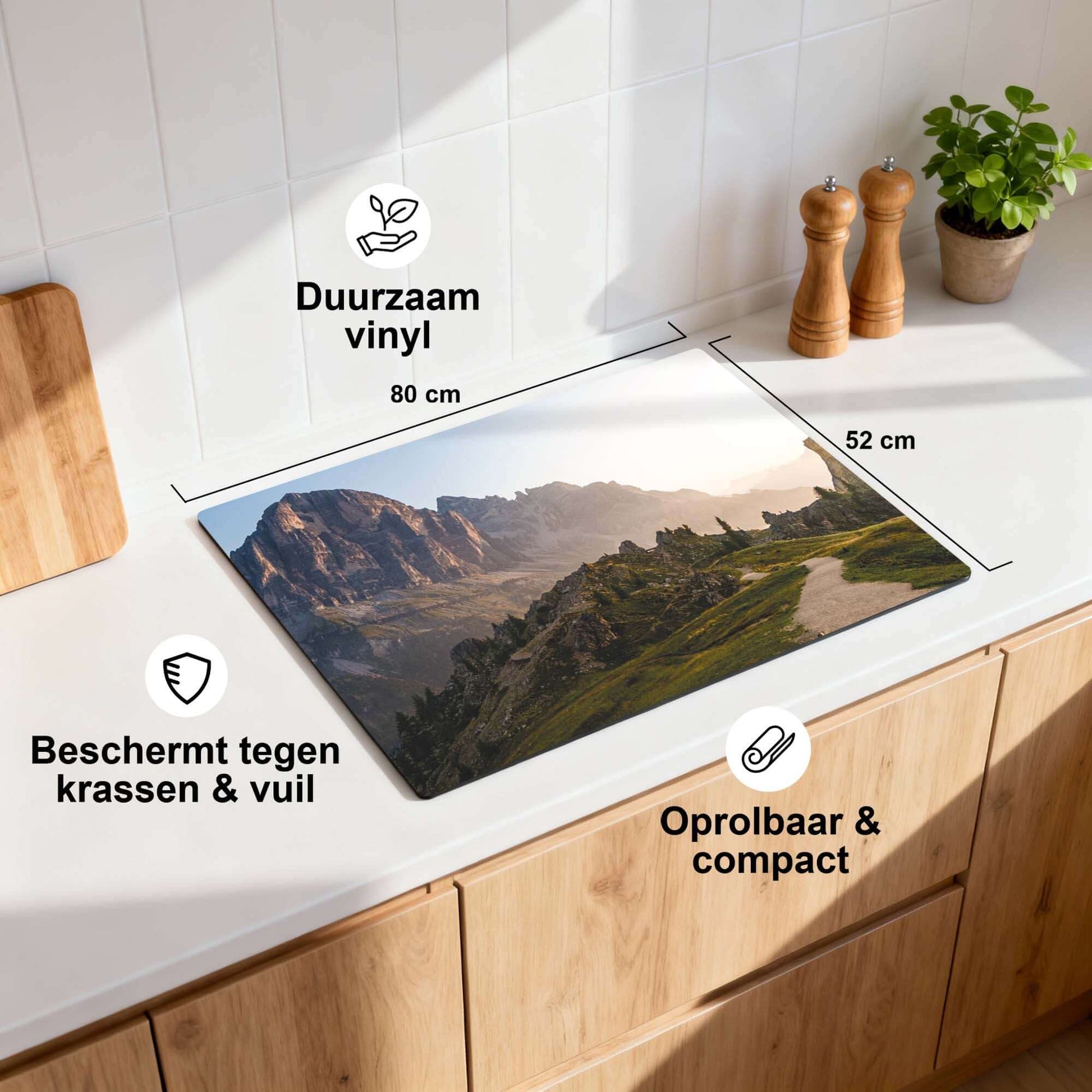 Morning Trails – Inductie Beschermer op een keukenblad met een prachtig berglandschap en afmetingen.