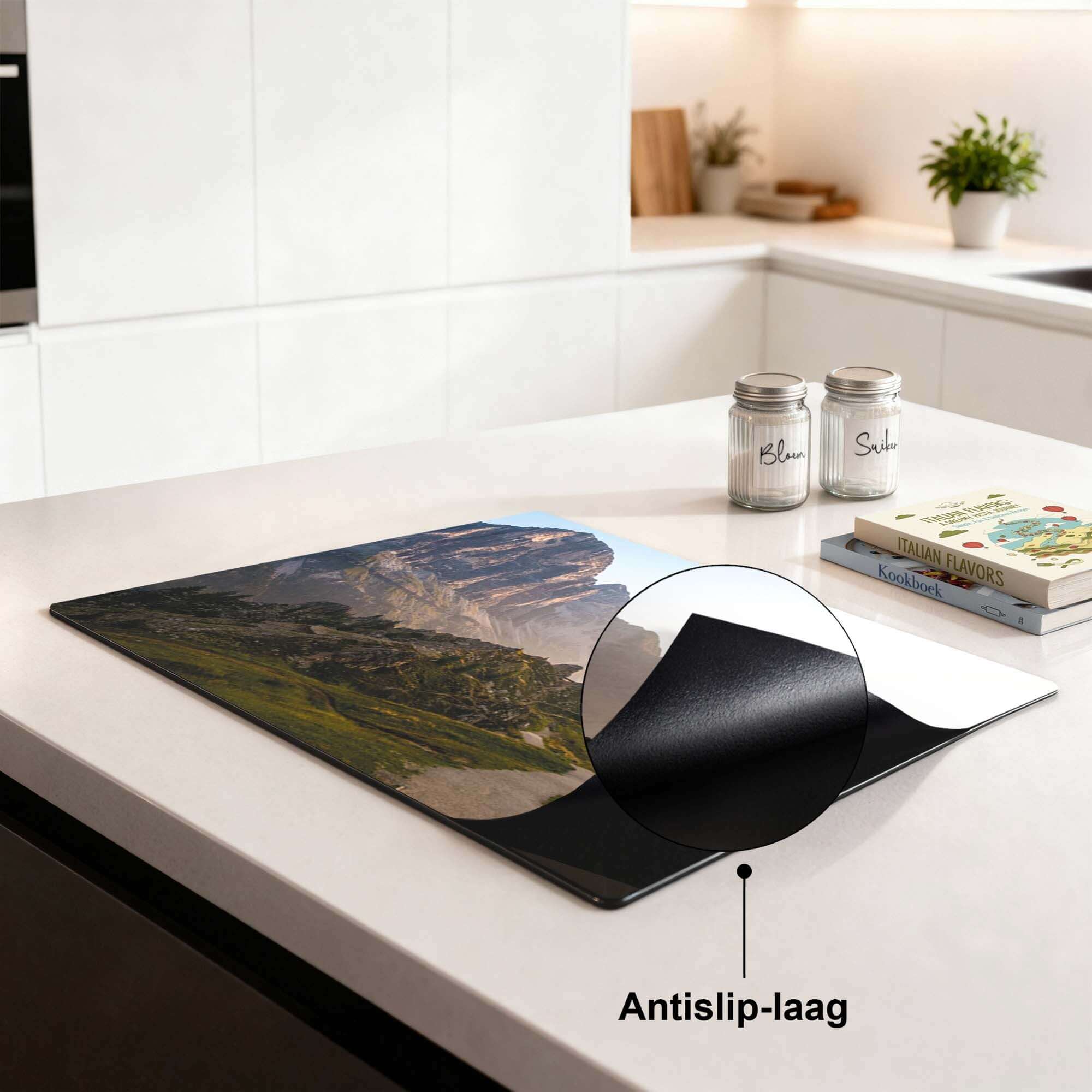 Morning Trails – Inductie Beschermer met antislip-laag op een moderne keuken tafel.
